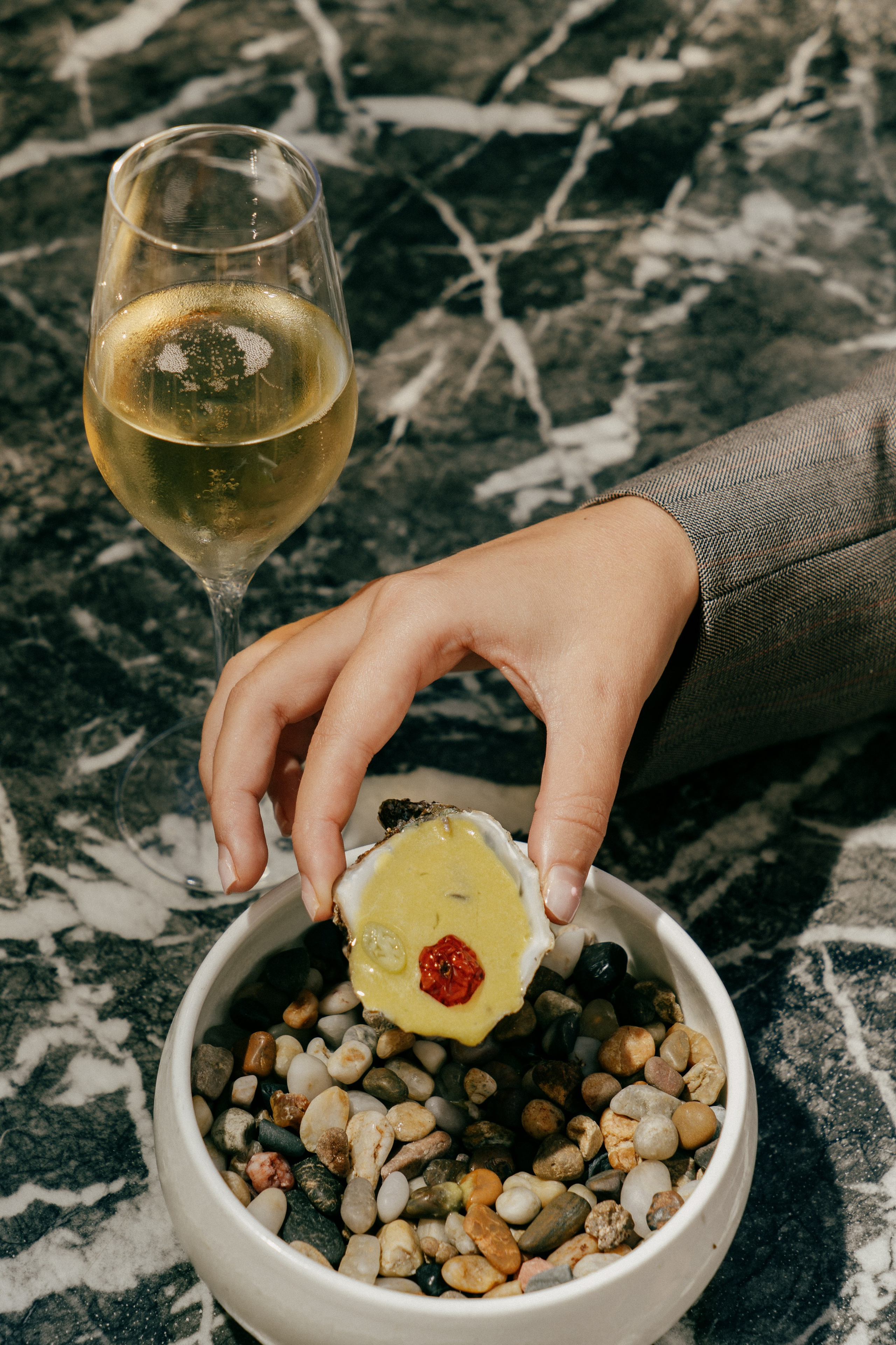 Aperitivos de Navidad con cava y marisco en restaurante de barrio de Barcelona.