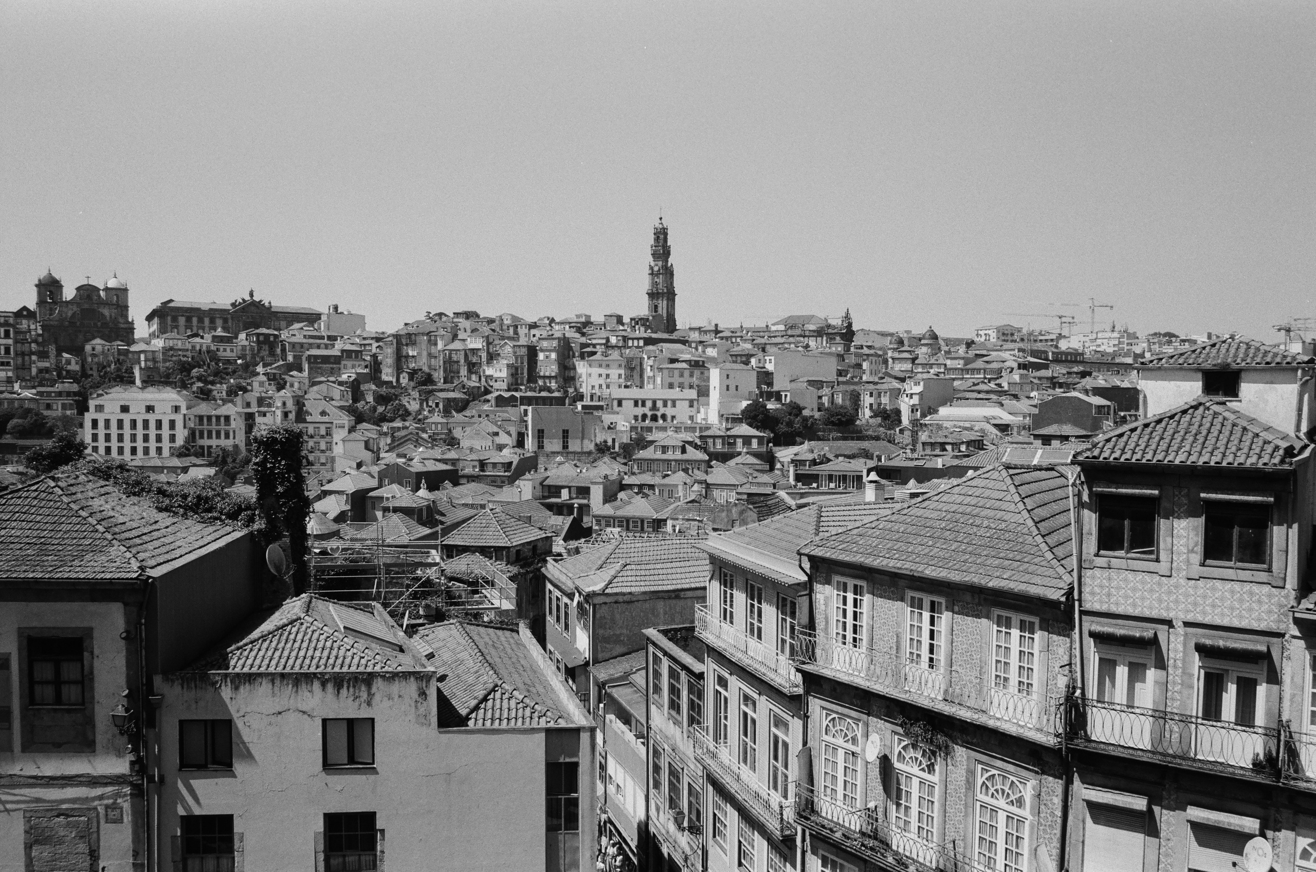 Blick über die Altstadt von Porto mit Clérigos Turm