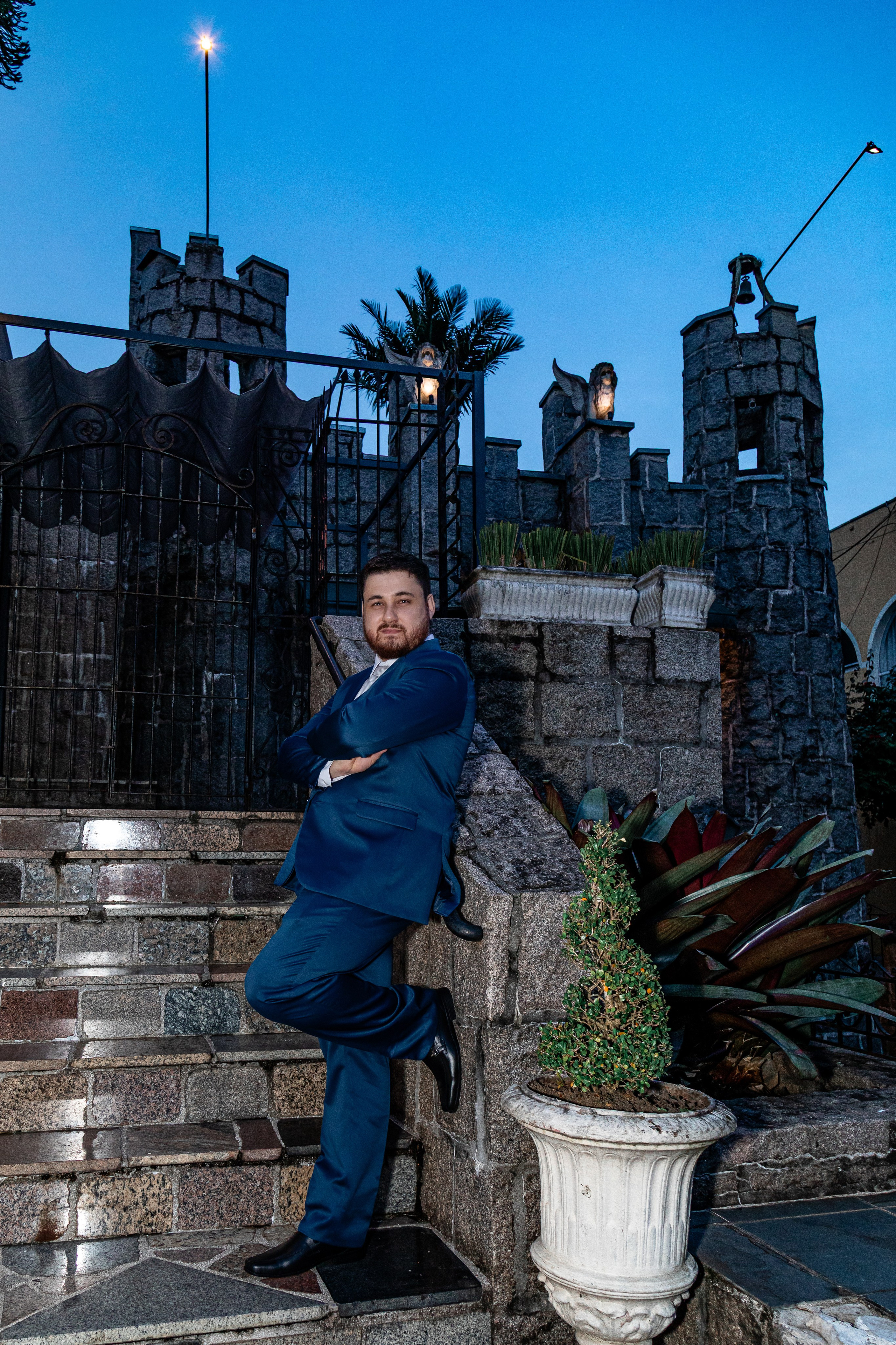 Fotos do noivo em frente a um castelo