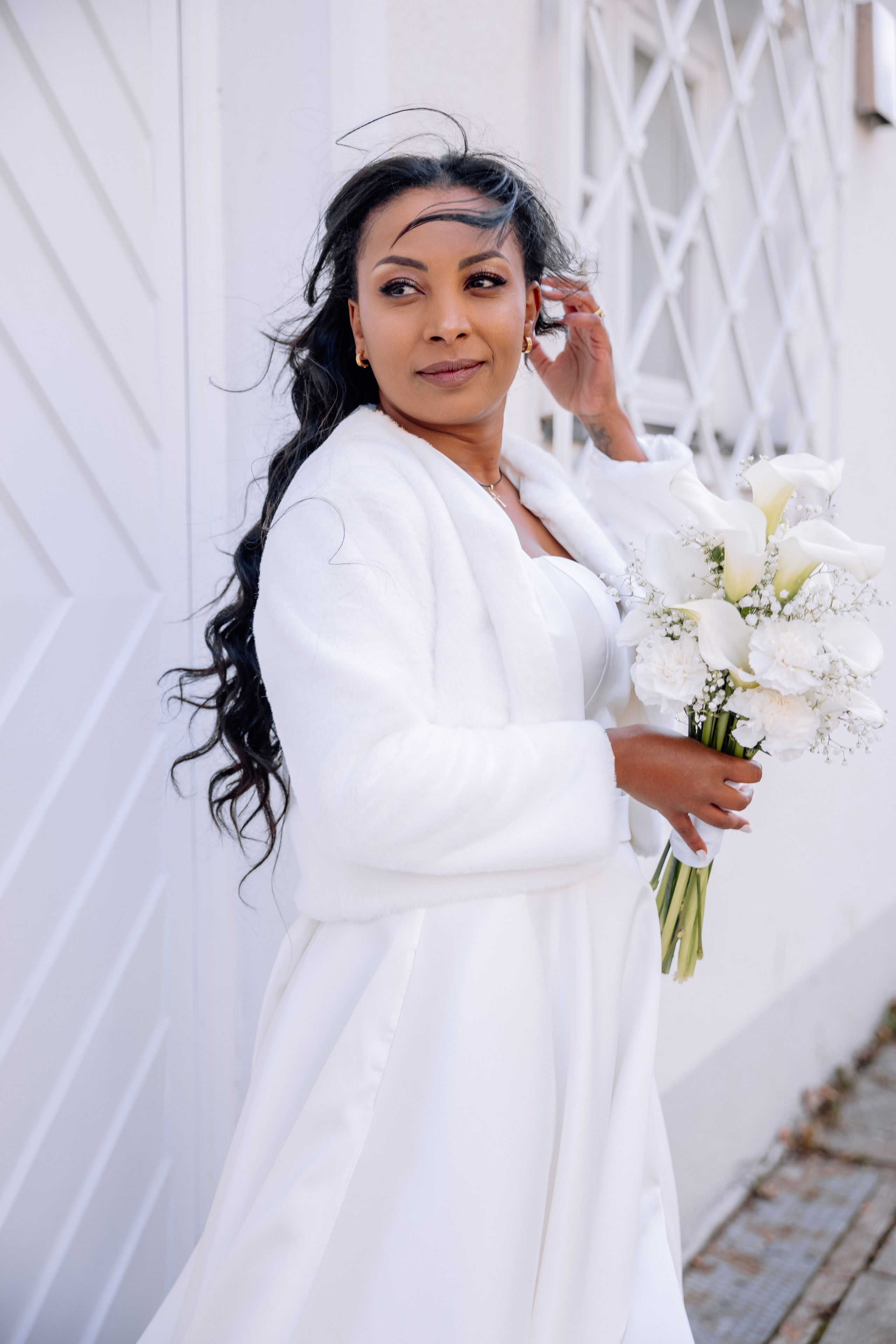 Braut schaut in die Ferne – Schönheit von Haaren und Kleid, Mandlstraße 14 im Hintergrund