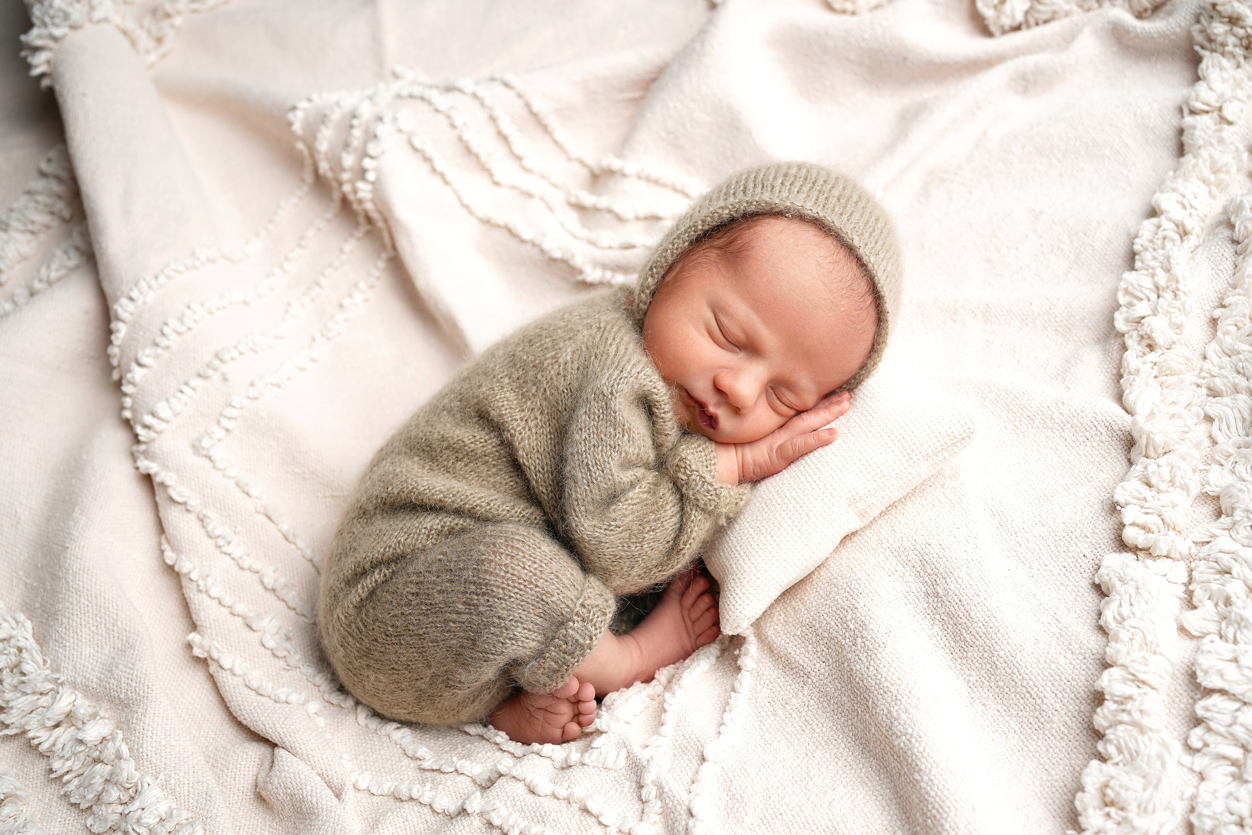 Die zarte Haut des Babys gegen weiche, neutrale Hintergründe lässt das Hauptmotiv strahlen und ergänzt die Schönheit der Natur