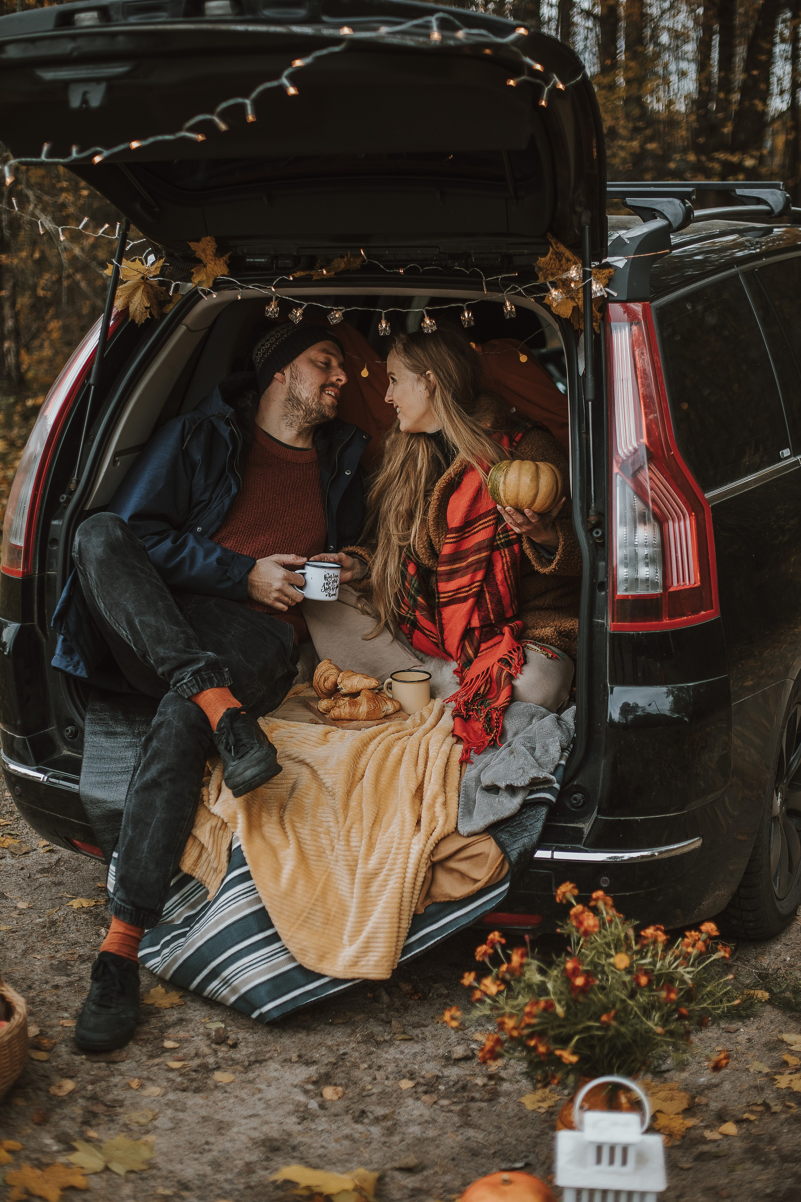 Rudens fotosesija ar mašīnu. Fotogrāfs Rīgā — Katerina Gordik