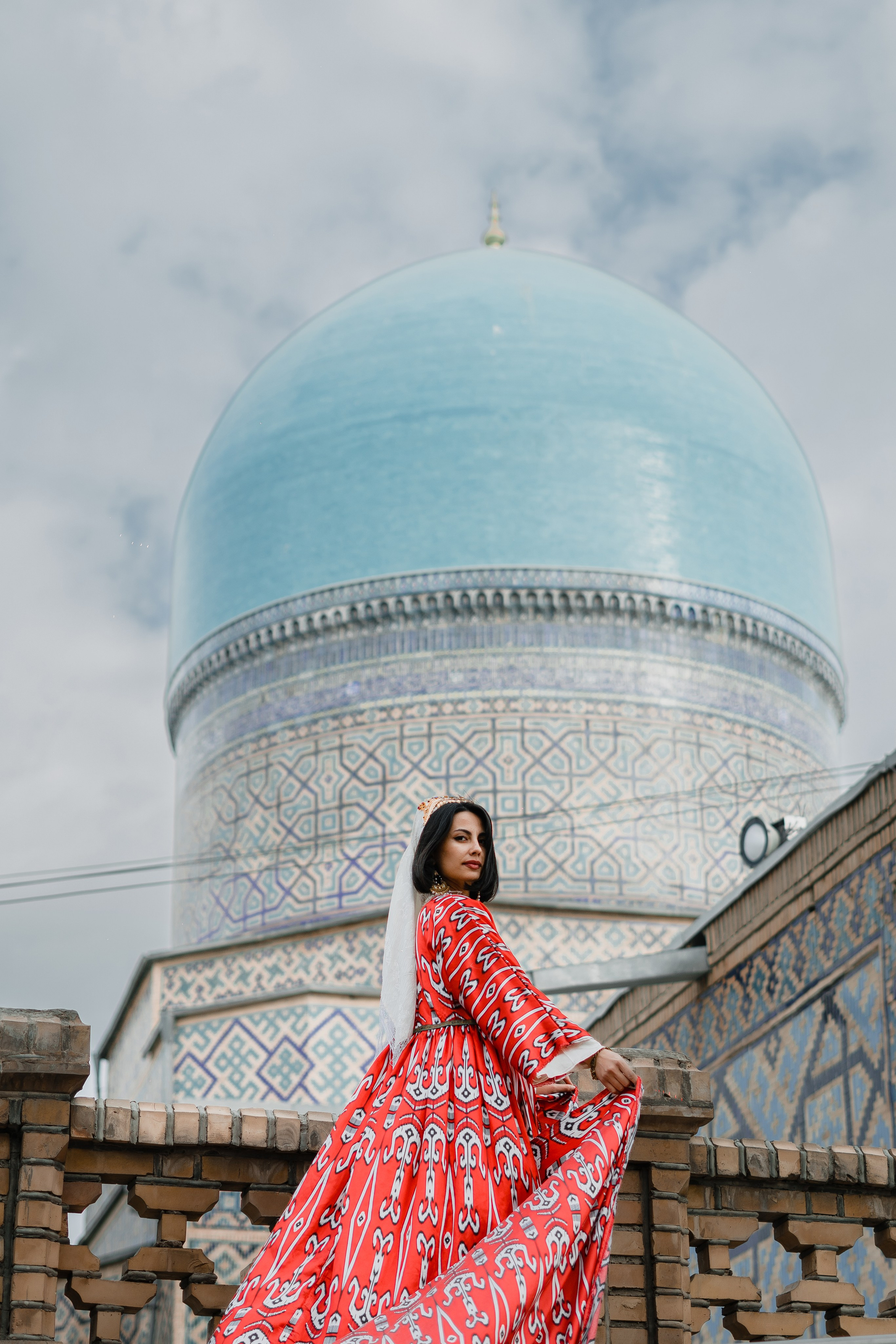 Красное длинное платье. Фотограф в Узбекистане и Самарканде Джасур Марупов