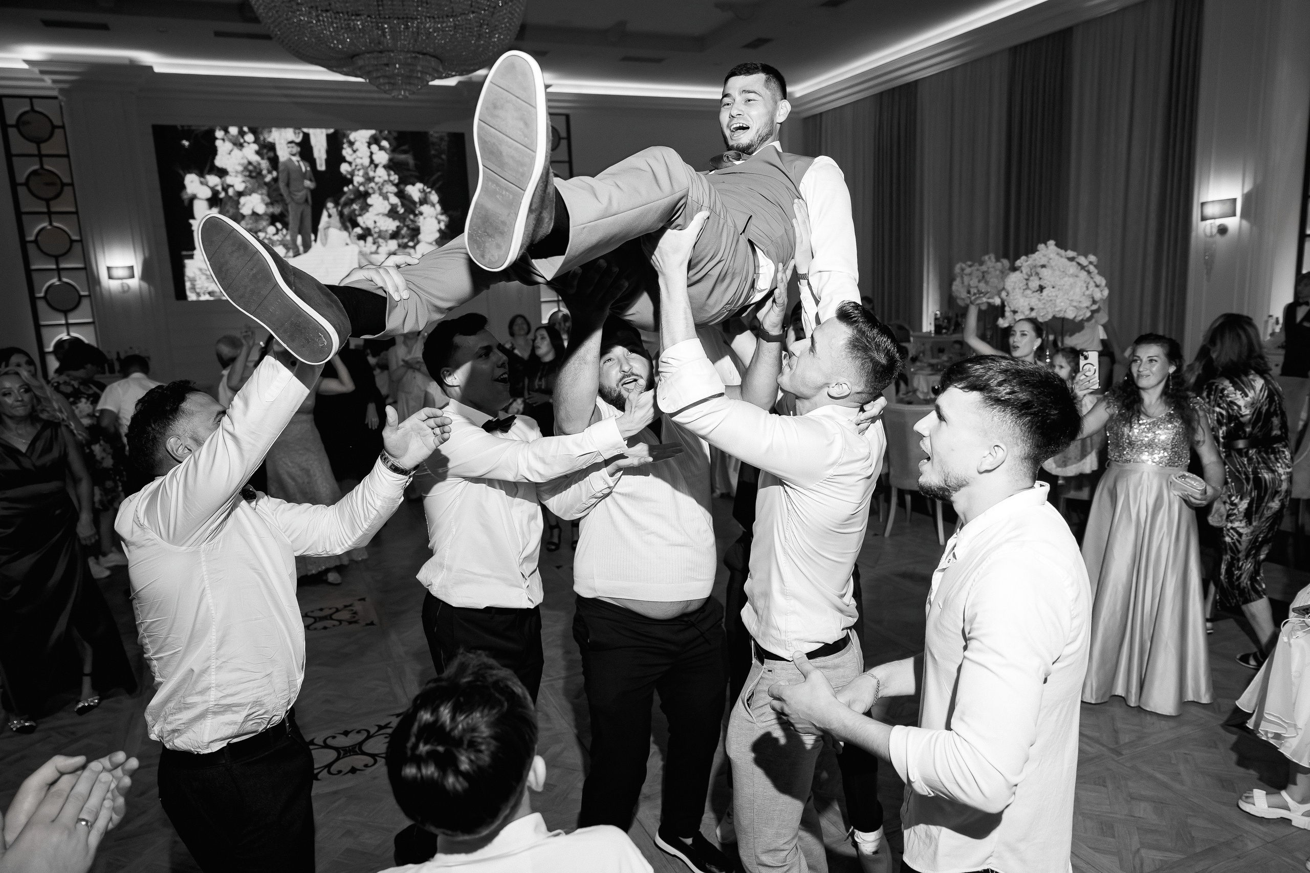 Eugen & Livia — Grand Elysee — Wedding Day. Servicii Foto și Video 067188353