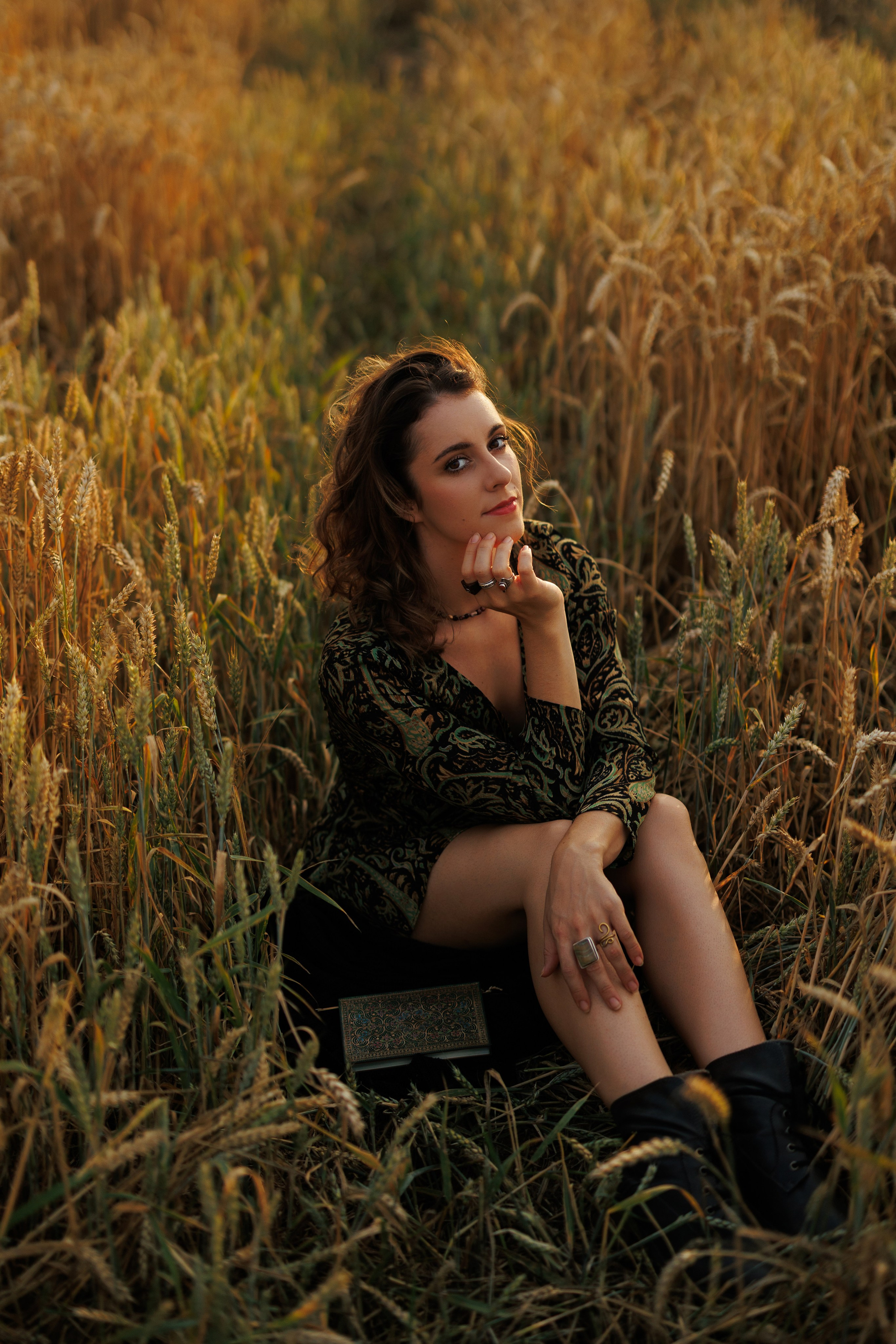 Outdoor Portrait in the Field. Woman with book. Soft&Aesthetic Photography by Kristina Kozheltsova. Kristina Kozheltsova- Soulful Portrait&Lifestyle&Love Story Photographer in Leipzig, Germany