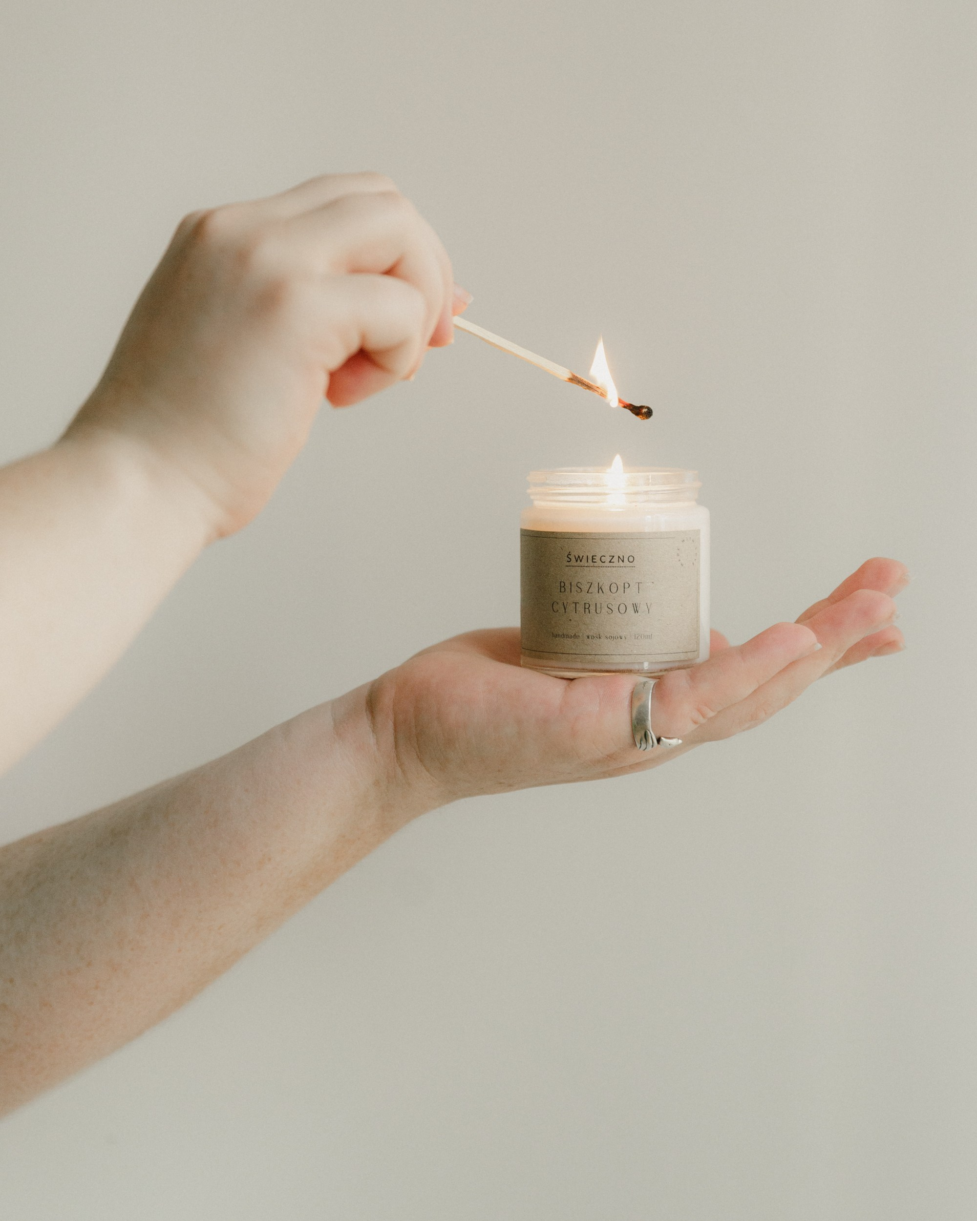 Candles | insta content. Kaja | fotograf we Wrocławiu | ludzie i psy