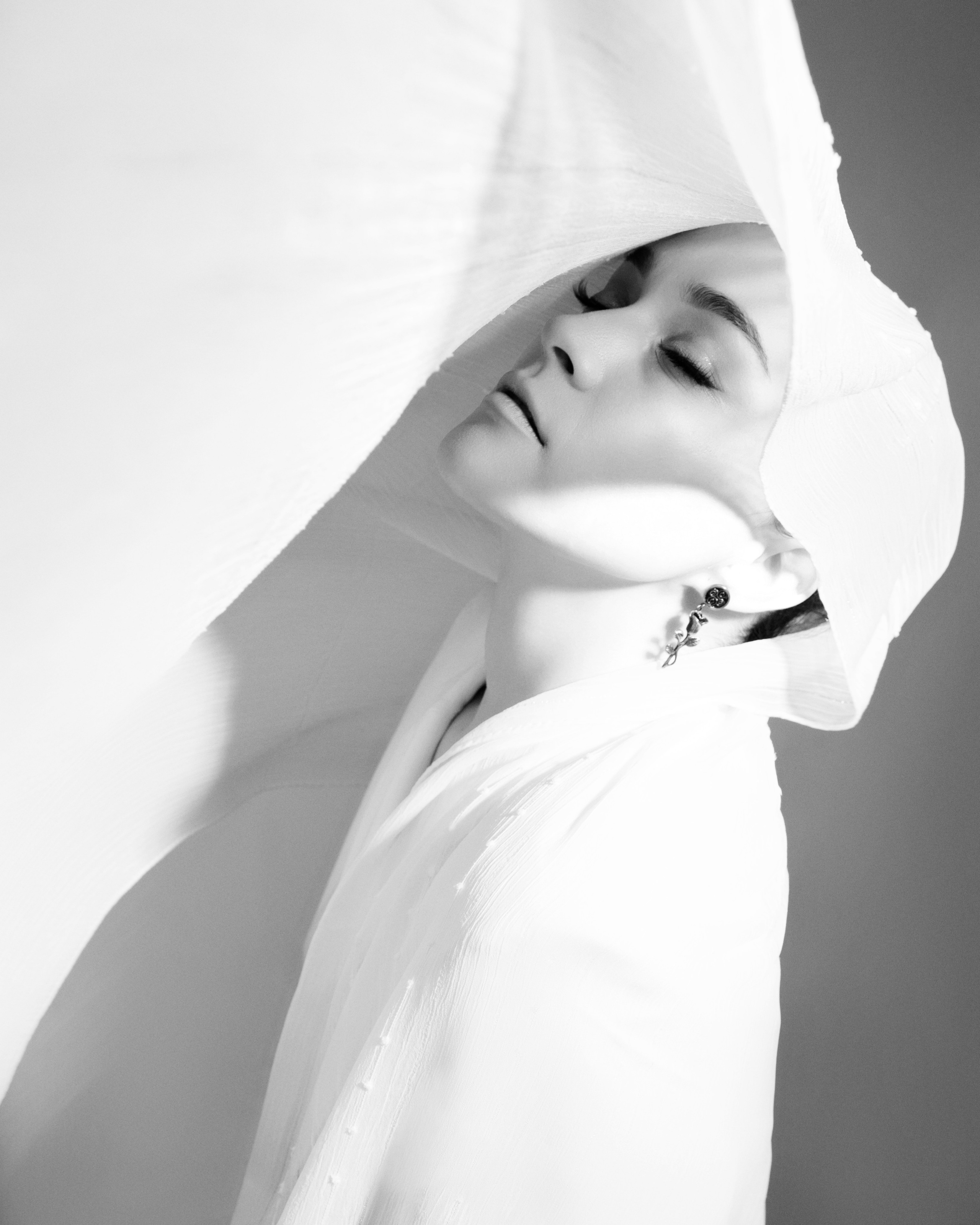 The white rose behind its own eyes. Фотограф Баку Тбилиси