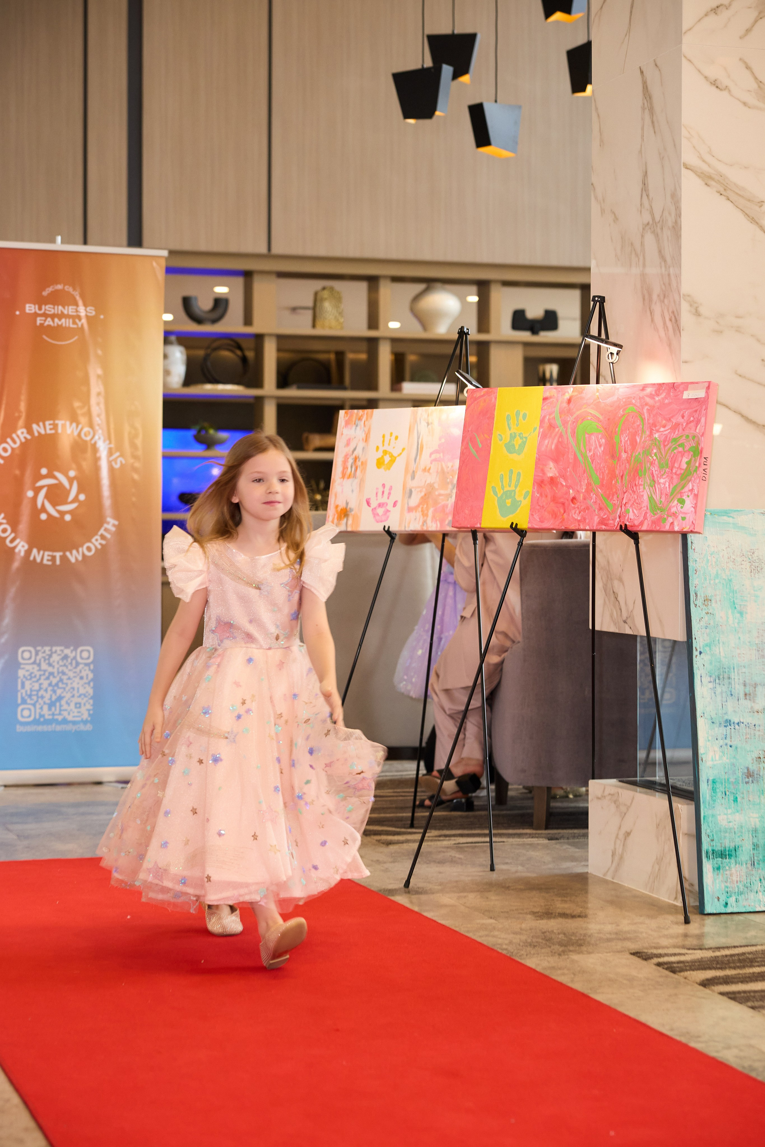 Авторская благотворительная художественная выставка Дианы Бортник. Фотограф Юлия Маковеева