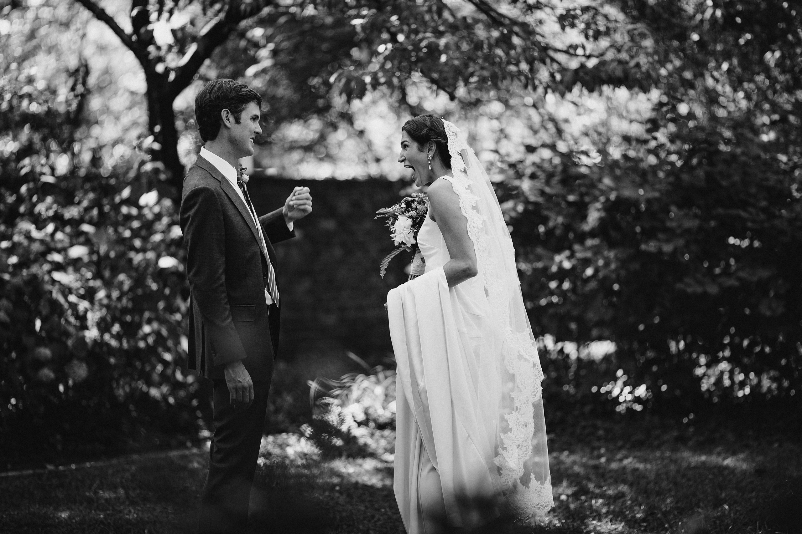 Фотограф в Ирландии Дублин свадьба жених невеста улыбка смех встреча фотки топ свадебных фотографов