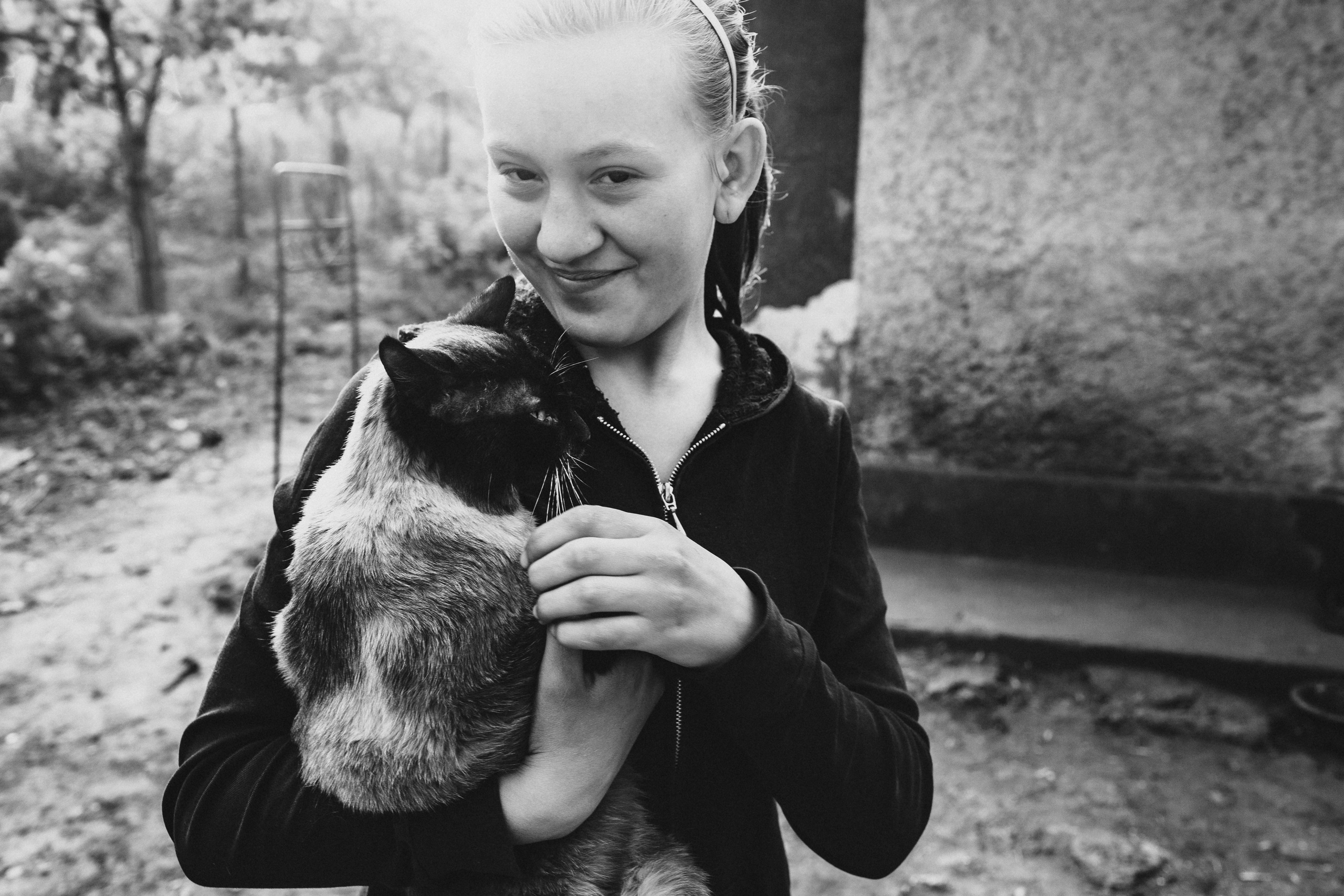 чёрно-белая социальная документальная фотография портрет девушка с котом взгляд фотография Фотограф в Ирландии