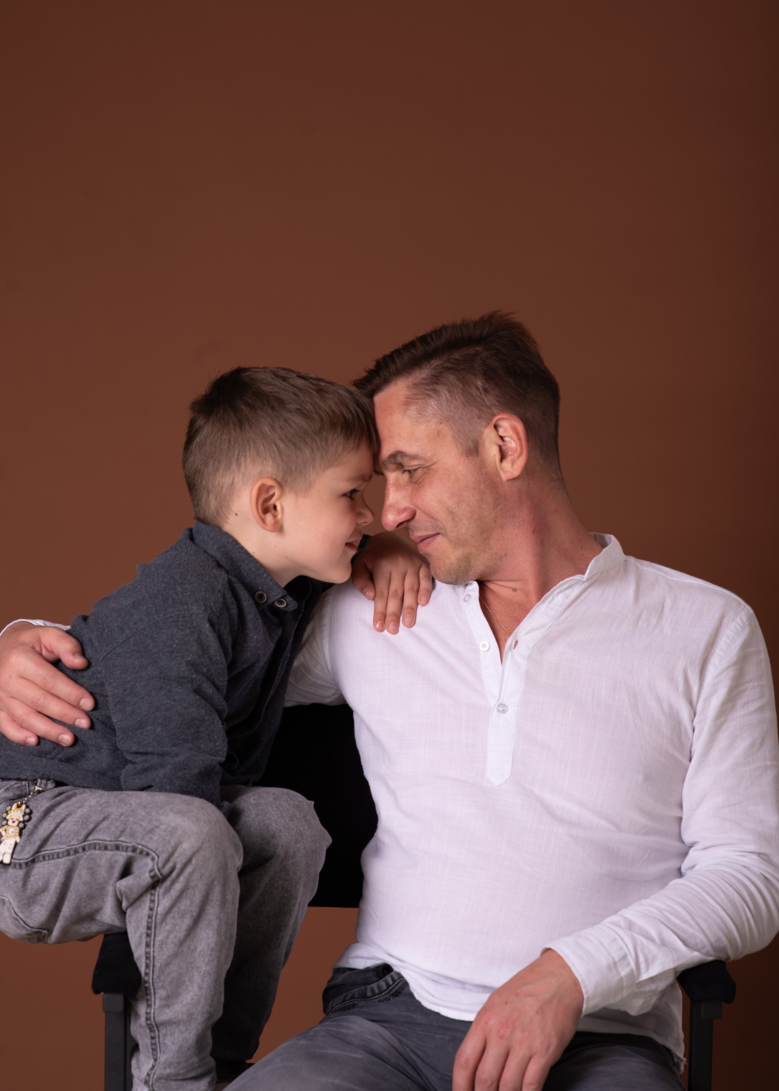 Живые эмоции, объятия, радость и искренние моменты Ваших поколений. Я — семейный фотограф в Анталии, создаю тёплые и естественные фотографии для Вашей семьи