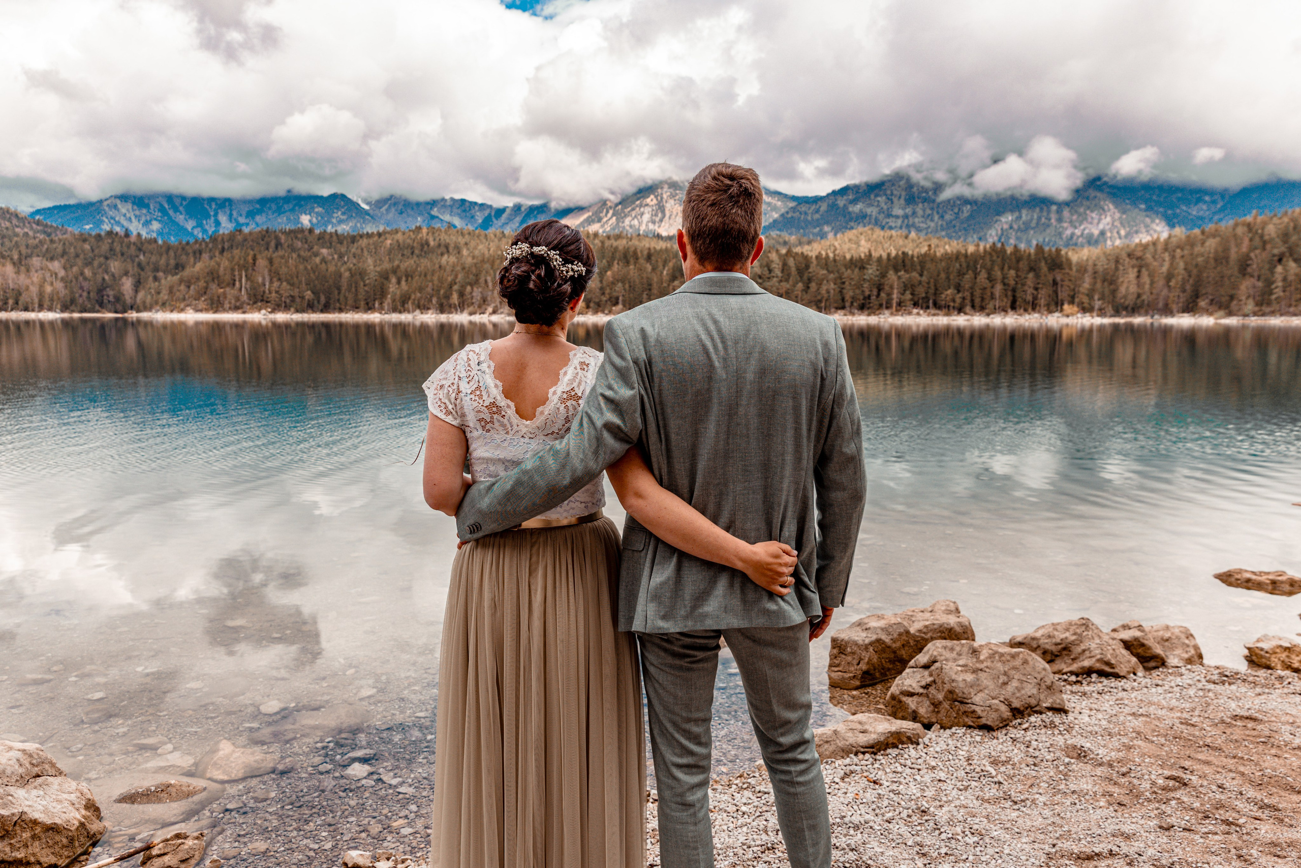Atemberaubende Hochzeitsbilder mit Bergpanorama am Eibsee und in Garmisch-Partenkirchen.