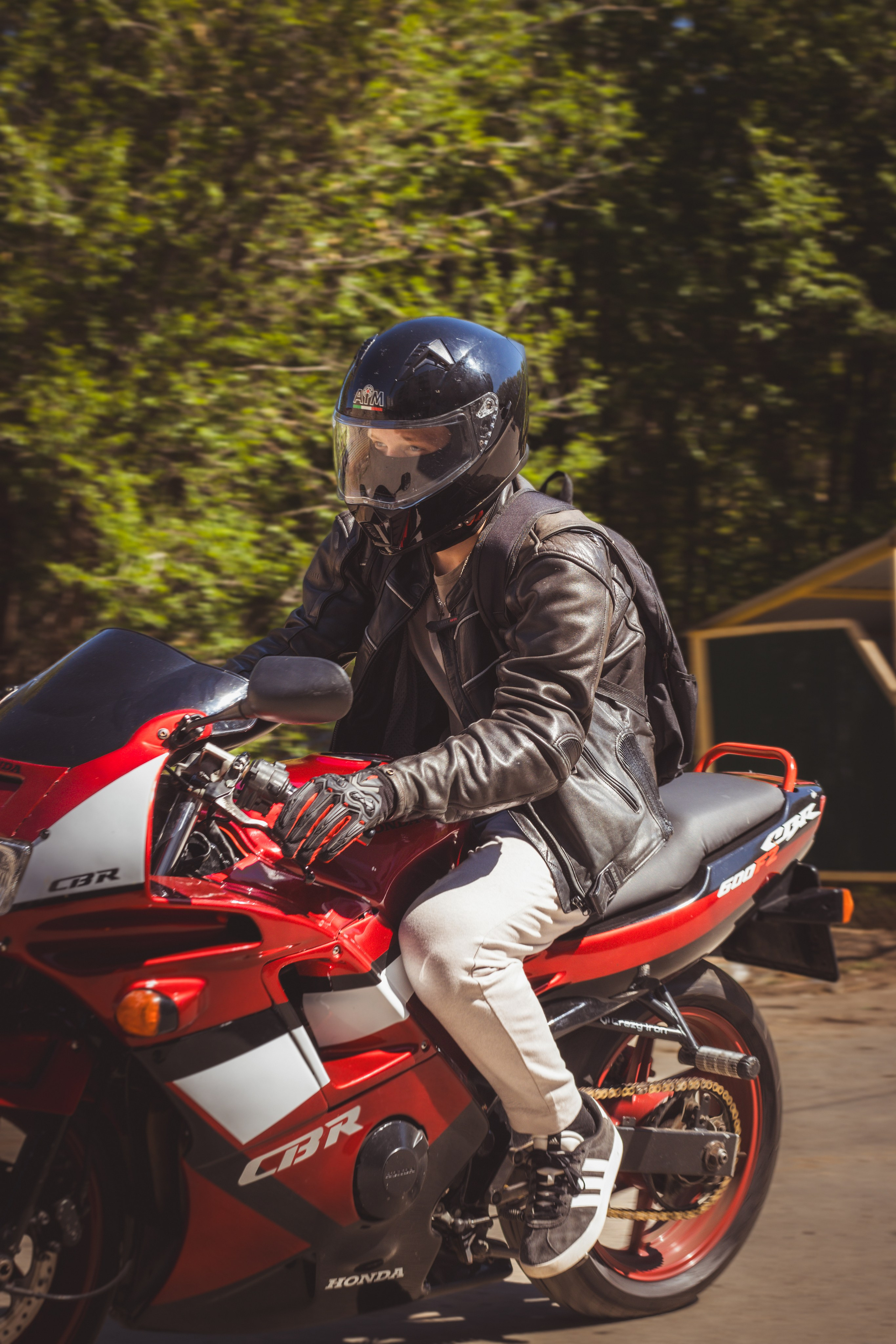 Temný atmosférický detail se složitým osvětlením, fotograf v Praze.