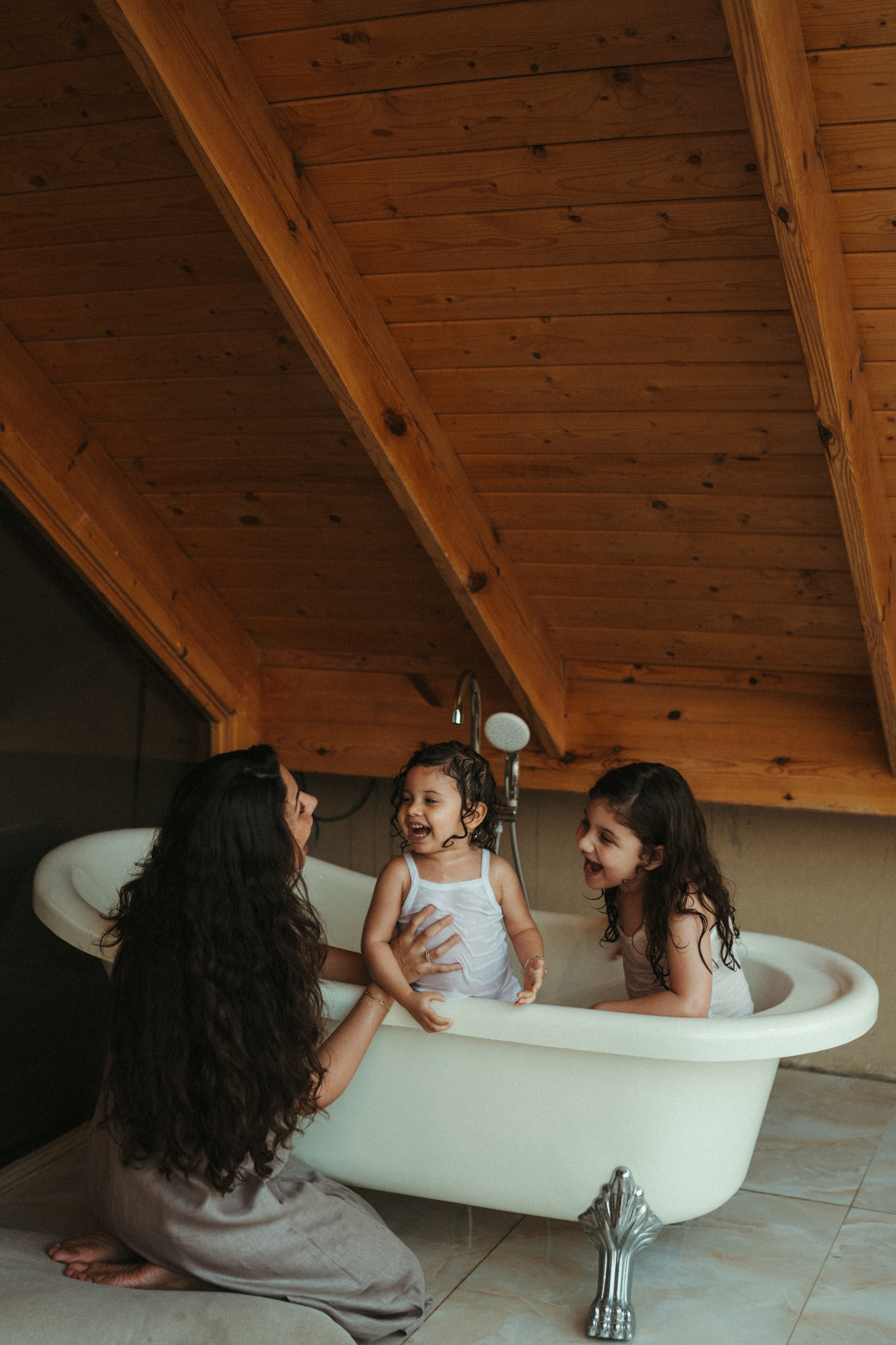 Amnah with daughters. Family photographer in Saudi Arabia