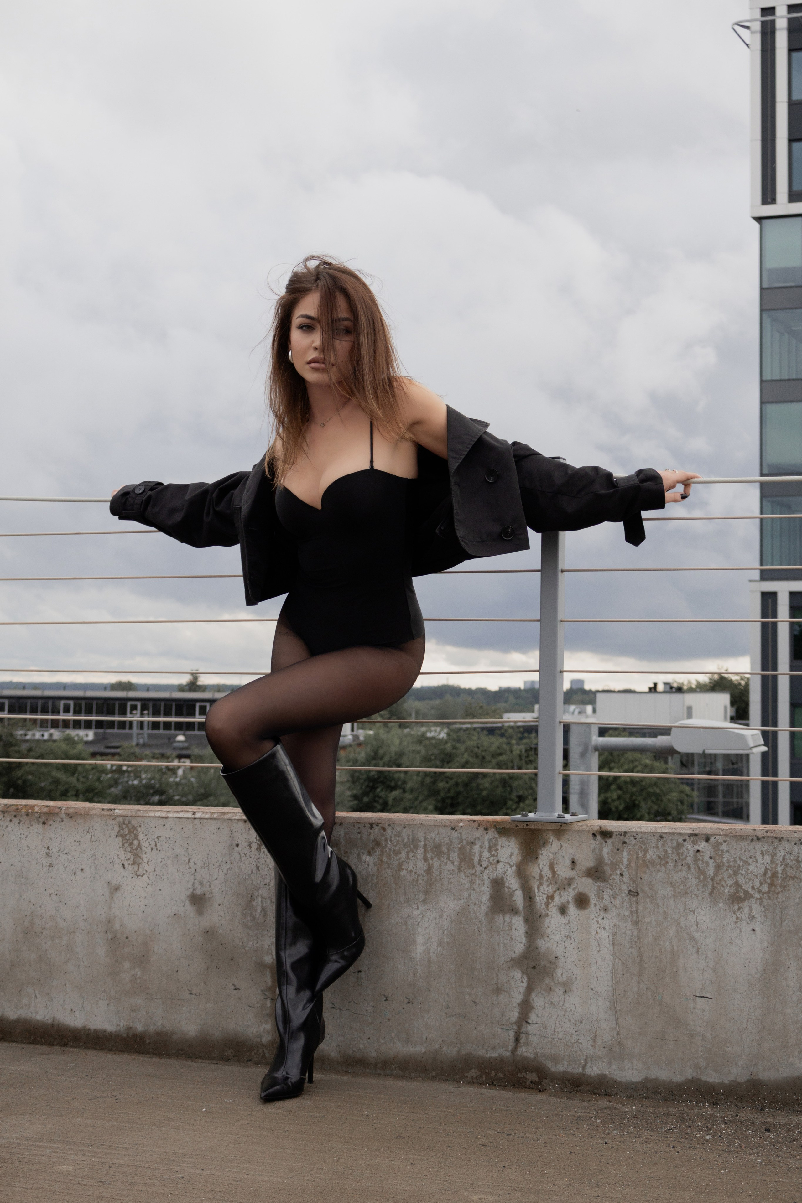 Съёмка на крыше | Городской стиль и свобода. Бренд & Женский фотограф в Таллинне / Фотограф Таллинн