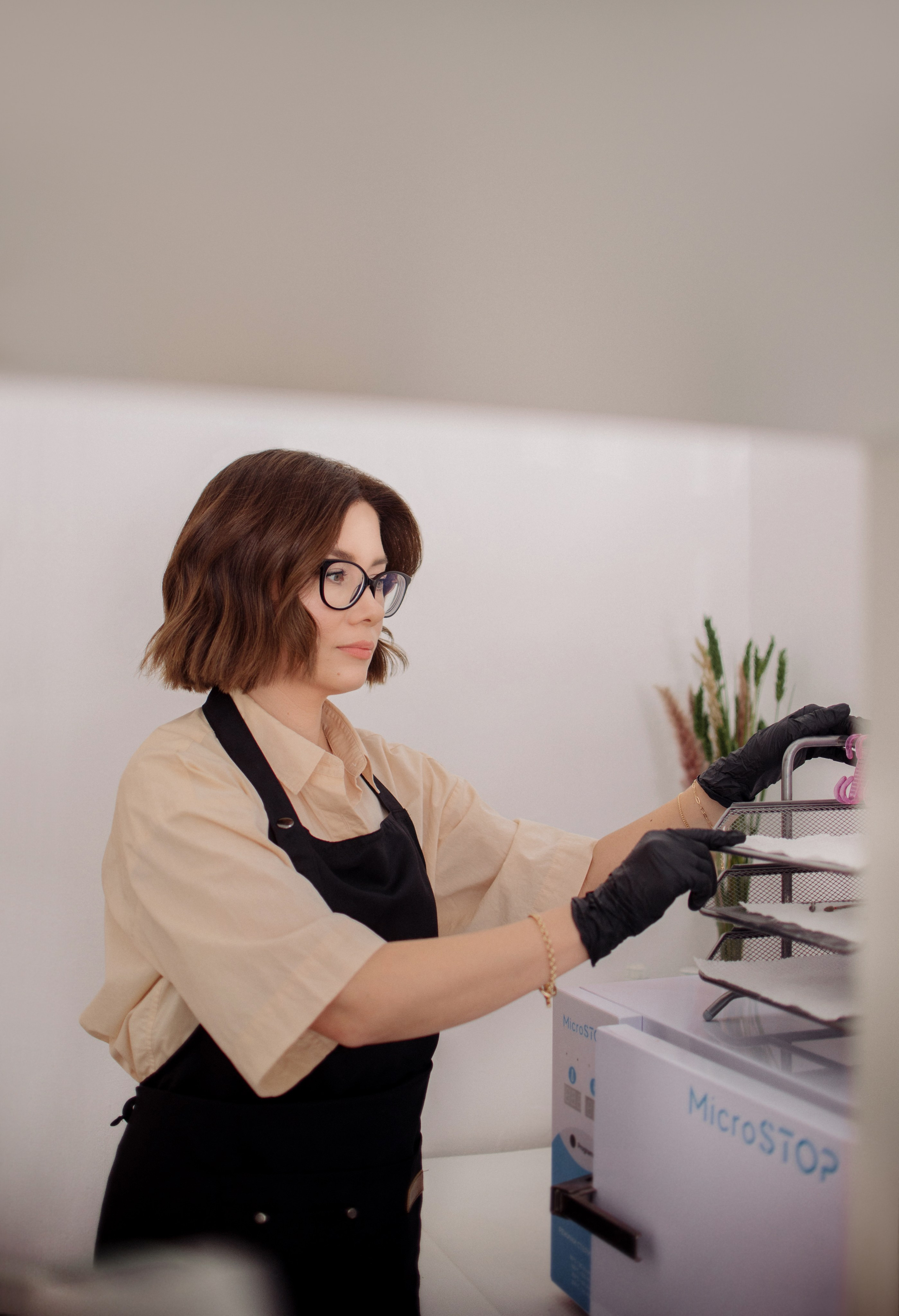 Ella, manicurist. Www.iastakhova.com