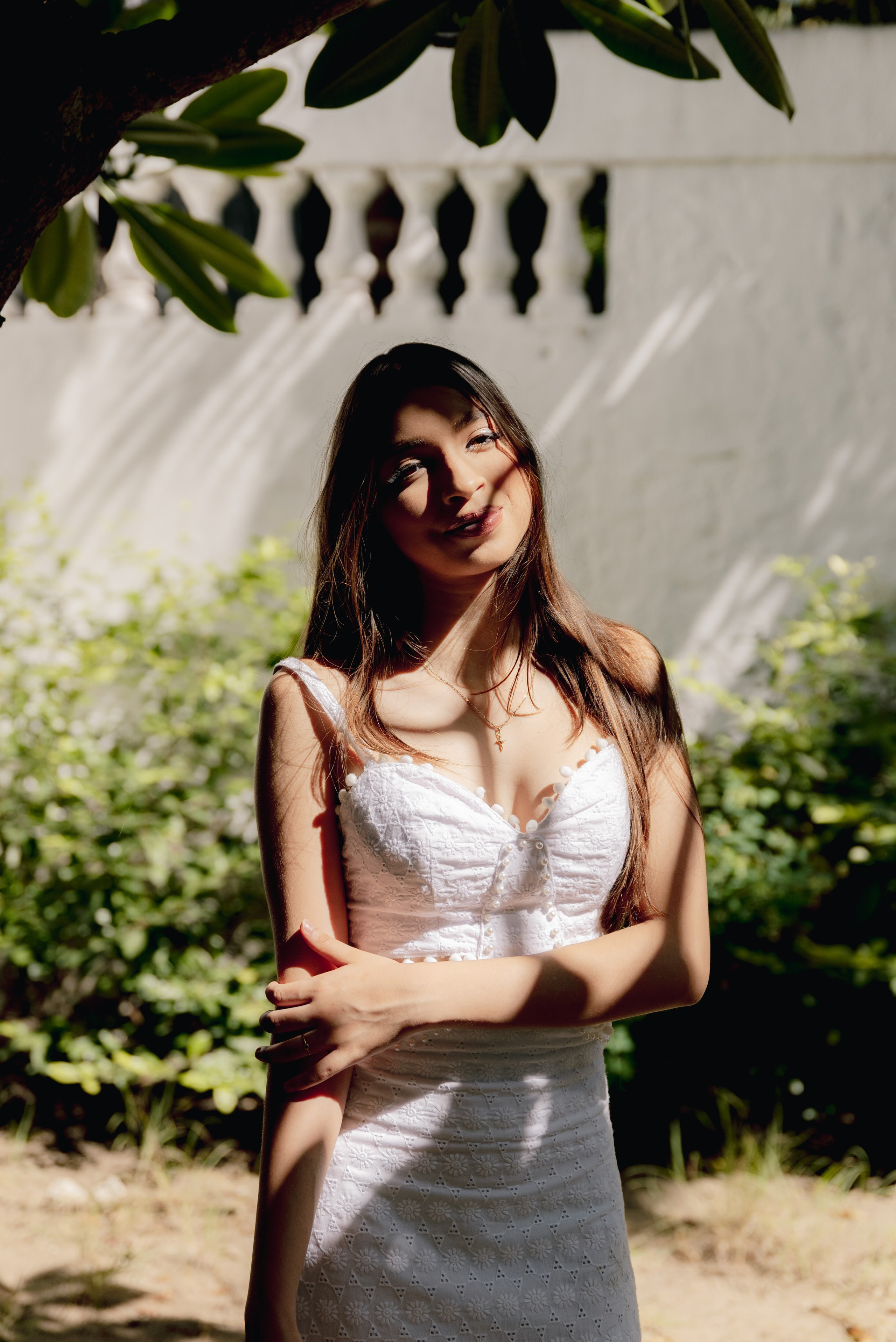 Quinceañera en exteriores columnas arquitectura profesional sesión fotográfica BanderArt Colombia