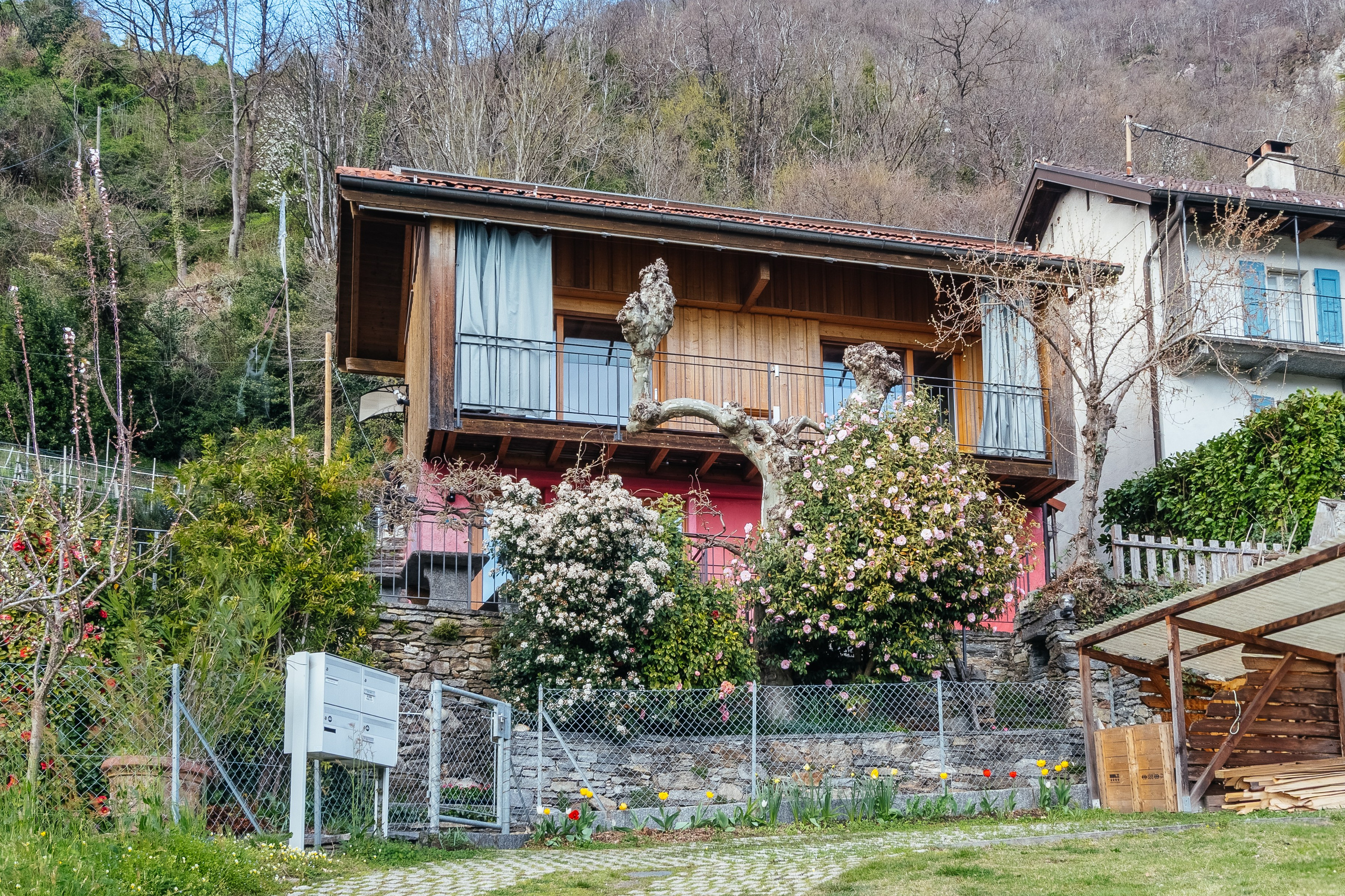 Haus, CUGNASCO, TICINO. Hallo! Ich bin Elena und arbeite als Immobilienfotografin