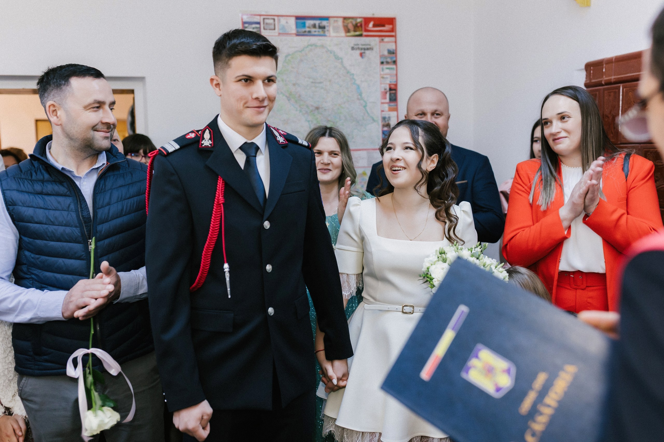 Povestitor prin fotografie - Fotograf nuntă Botoșani  – Alin Chirilă -* Gabriel și Denisa la starea civilă în Unțeni Botoșani, fotografie de cuplu pe scări elegante, Alin Chirilă fotograf* Mire și mireasă după cununia civilă în comuna Unțeni Botoșani, ședință foto realizată de AlinoFotoStudio* Fotograf stare civilă Botoșani, Gabriel și Denisa privindu-se cu drag pe scările locației de eveniment* Cuplu proaspăt căsătorit la cununia civilă Unțeni, fotografie romantică realizată de Alin Chirilă fotograf* Gabriel și Denisa după ceremonia civilă, ședință foto la Restaurant Luceafărul Popas Cucorăni* Fotograf evenimente Botoșani, stare civilă Unțeni, mire și mireasă în cadru elegant și luminos* Mire în uniformă și mireasă cu buchet alb, fotografie de nuntă civilă în județul Botoșani* AlinoFotoStudio portret de cuplu la stare civilă, Gabriel și Denisa în ziua logodnei civile* Fotograf cununie civilă Botoșani, moment romantic surprins la Popas Cucorăni Luceafărul* Gabriel și Denisa și-au spus da la Unțeni Botoșani, amintiri fotografice naturale și elegante* Mireasă cu păr ondulat și mire în uniformă militară, fotografie de cuplu la stare civilă* Alin Chirilă povestitor prin fotografie, cununie civilă Gabriel și Denisa în Botoșani* Ședință foto de stare civilă Botoșani, cuplu pe scări decorative într-un cadru rafinat* Fotograf nuntă și stare civilă Suceava Botoșani Iași, Gabriel și Denisa în ziua cea mare* Imagine romantică de la cununia civilă Unțeni, mire și mireasă zâmbind unul către celălalt, fotograf uvertura mall Botoșani, fotograf mall- servicii foto- video Botoșani 