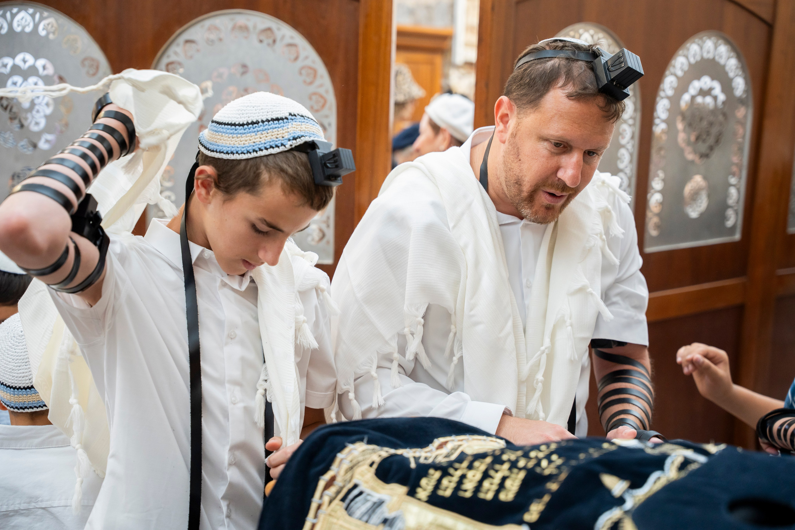 הנחת התפילין רפאל לוי. יוסף מזרחי צילום חתונה, ברית וזוגיות. צלם מקצועי שאוהב להוציא אתכם הכי יפים ברגעים הכי מרגשים