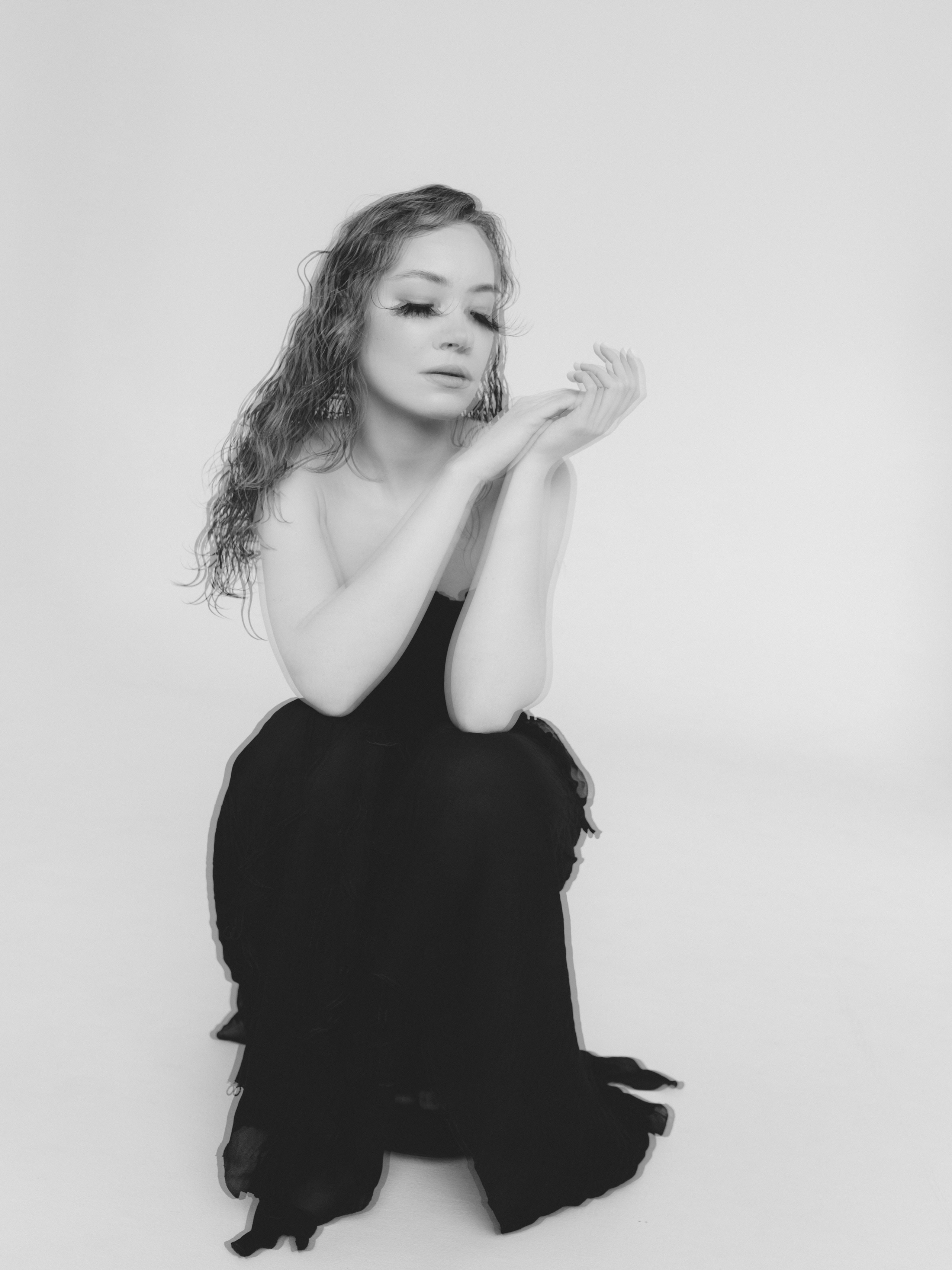 Чёрно-белый женский портрет, мягкая пластика