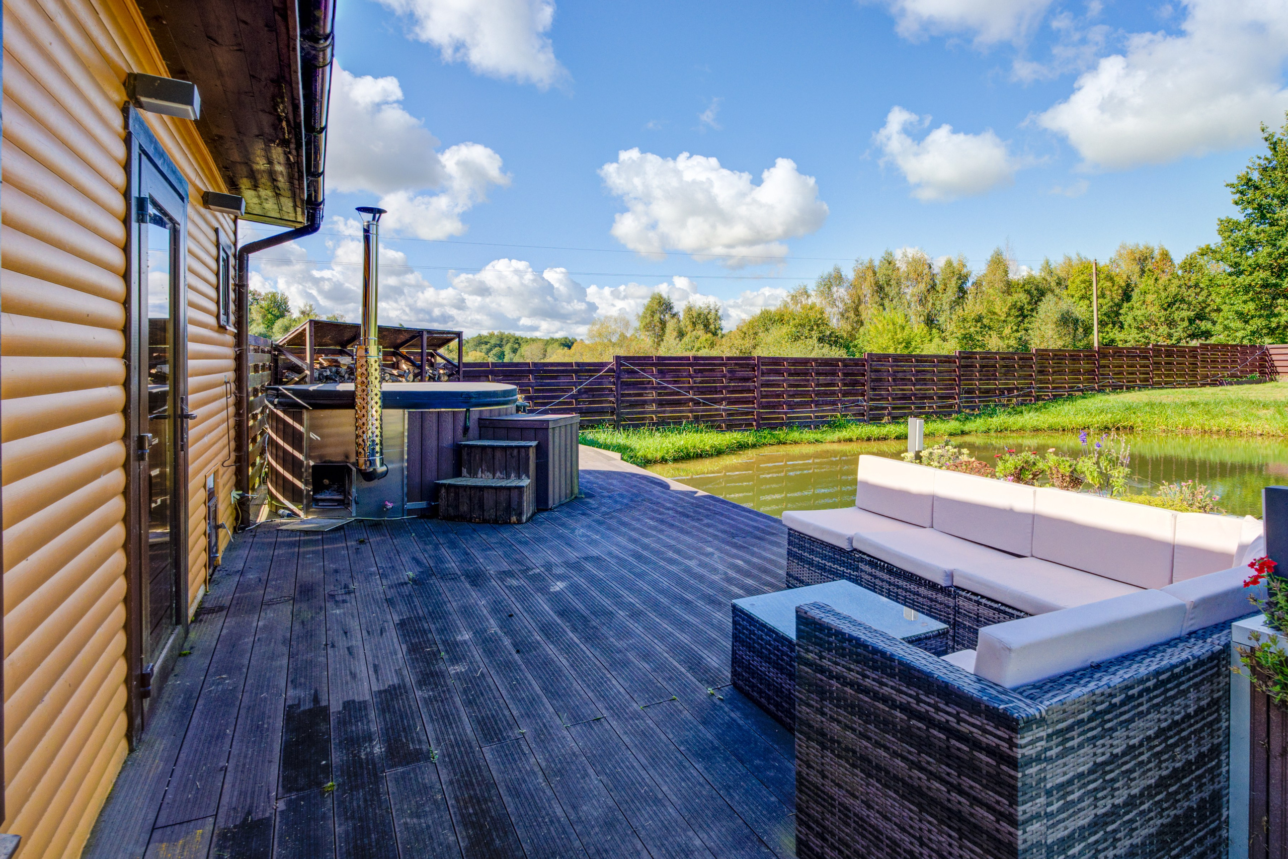 Sadyba Vinliaus r. prie ežero. Elina Sapiega fotografė Vilniuje