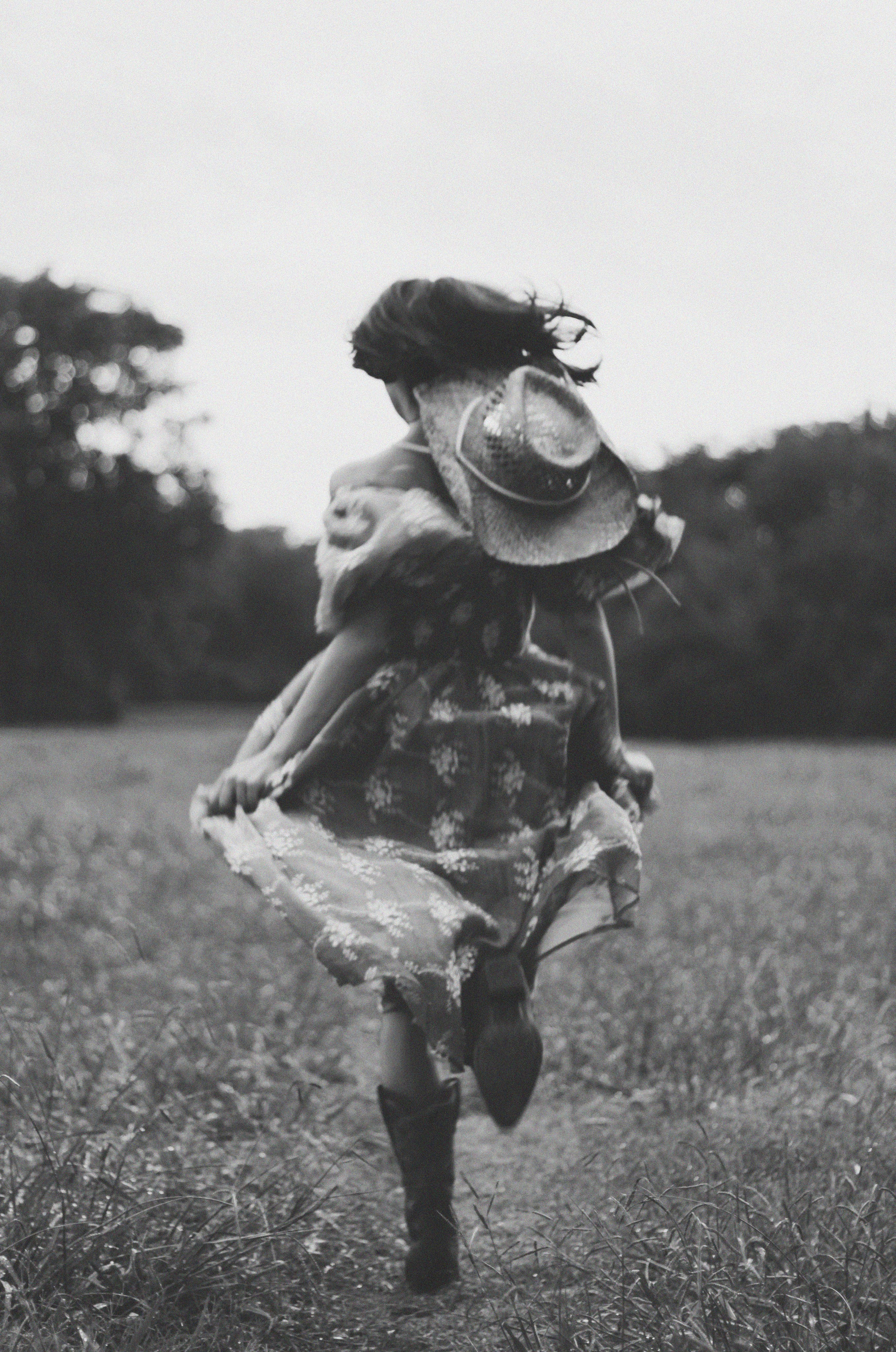 Countryside cowgirl-style portrait photoshoot. Lana Petrychenko — Portrait & Family Photographer. Valencia, Spain