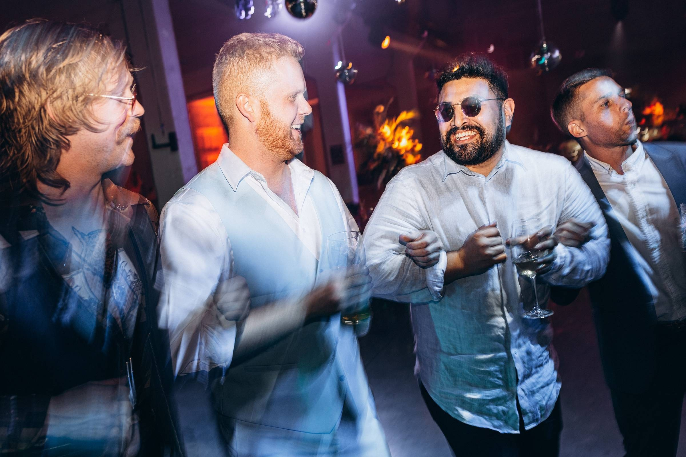 KĀZAS BEZ ROBEŽĀM DISKO STILĀ