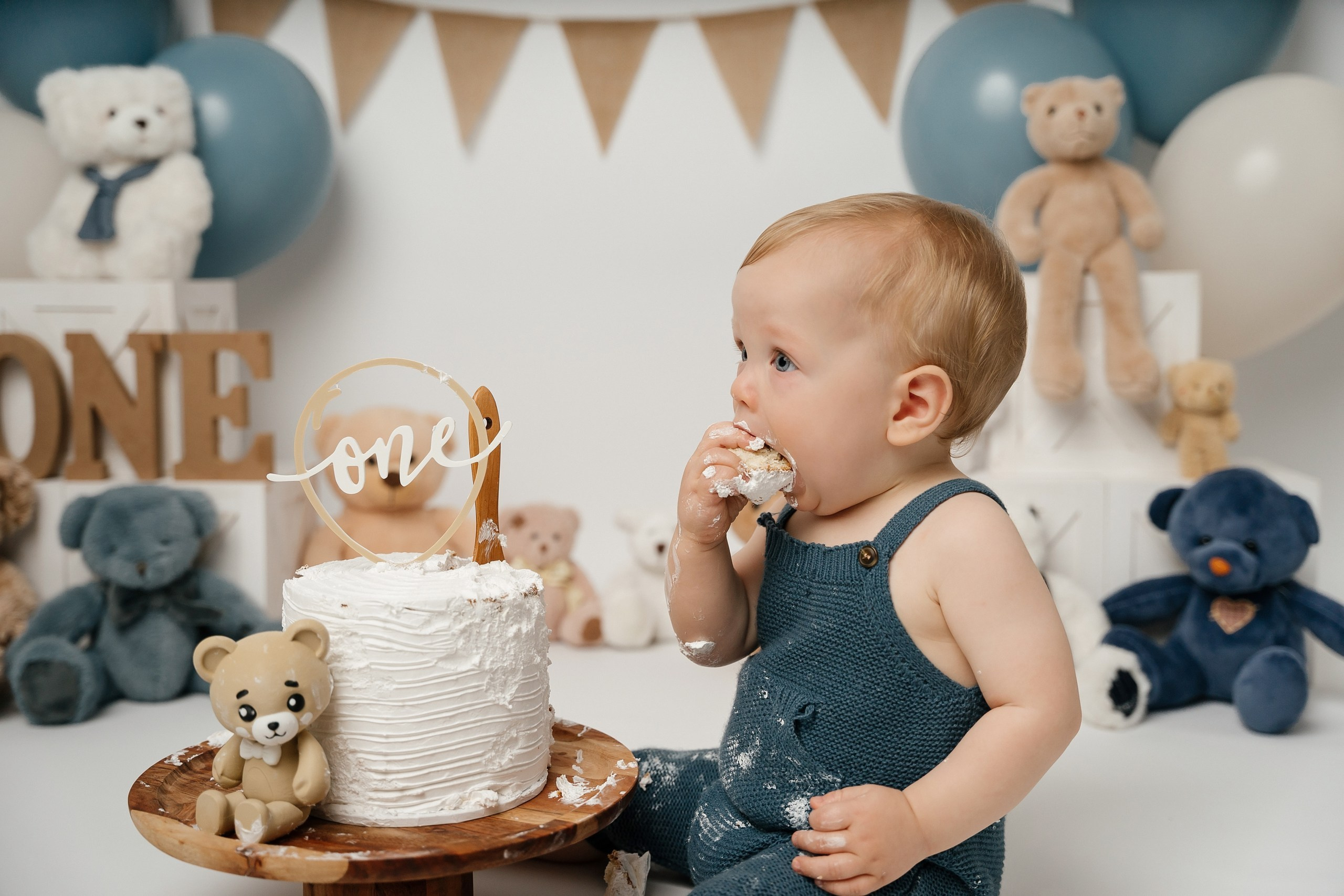 First birthday cake smash session. Newborn and family photographer. Hills District. Sydney