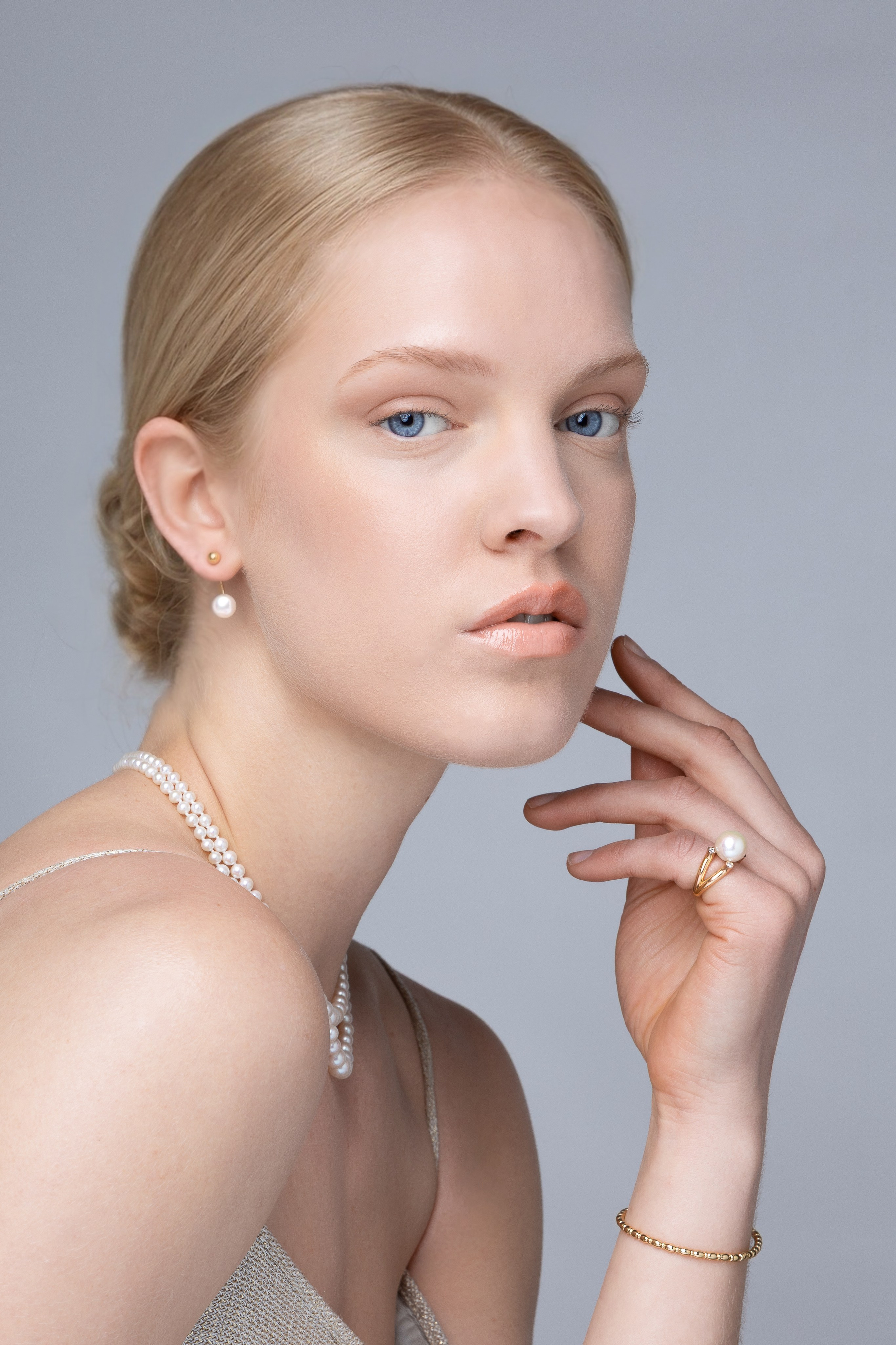 Modèle blonde aux yeux bleus en studio à Toulouse, bijoux et élégance au centre de l’image