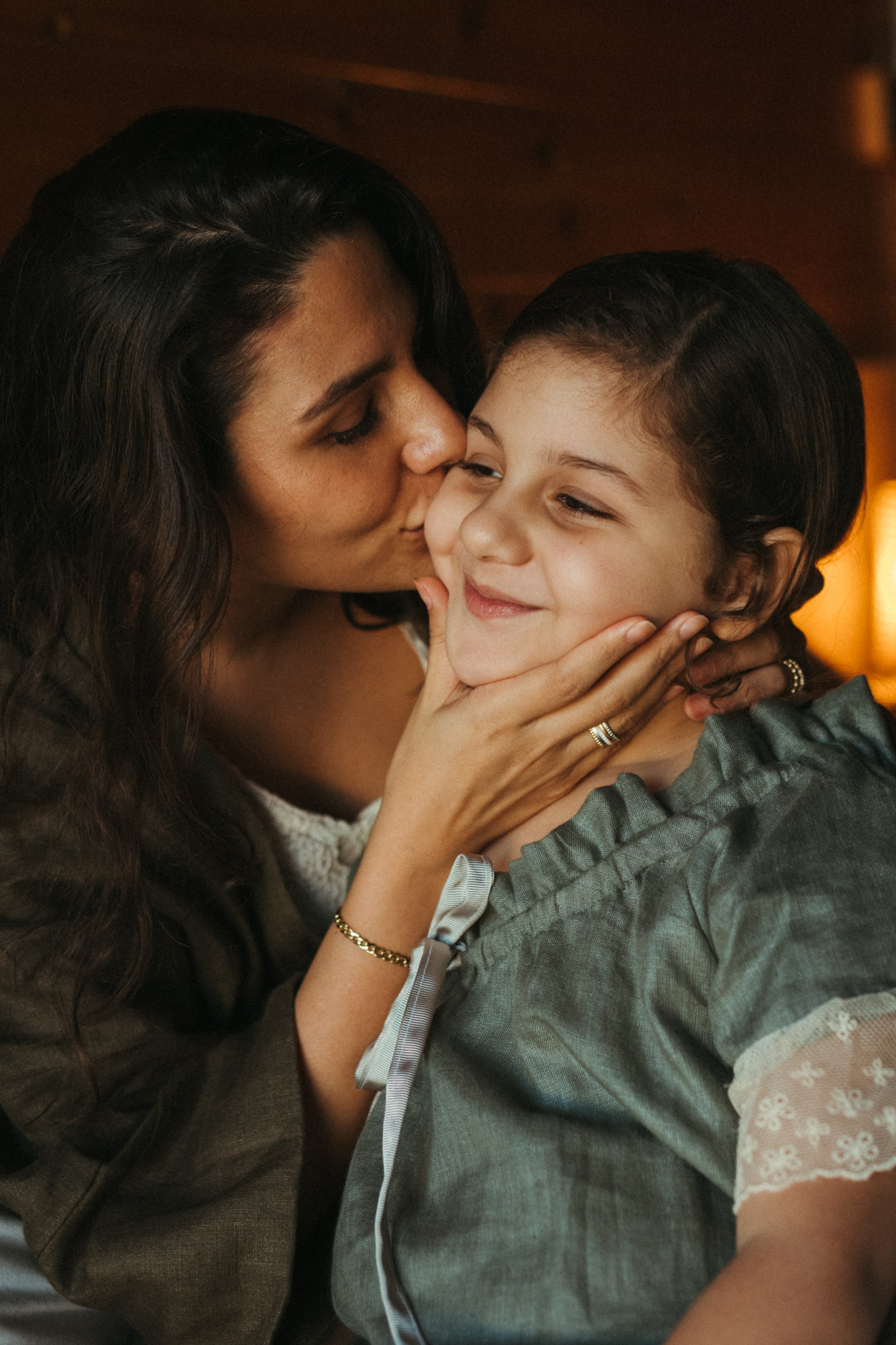 Amnah with daughters. Family photographer in Saudi Arabia