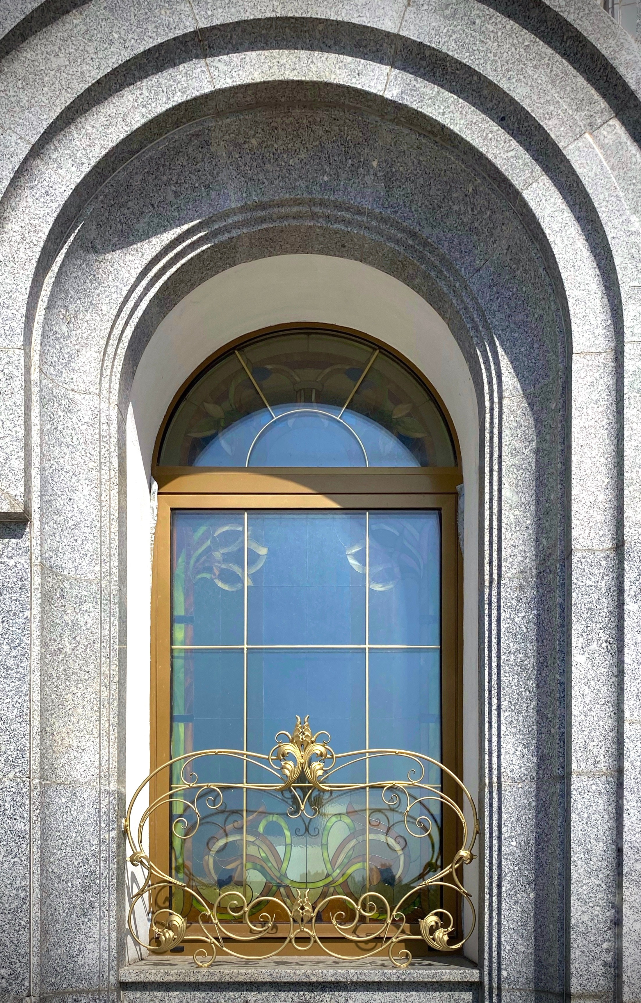 Цветочницы Храма-памятника в честь Всех Святых и в память о жертвах, спасению Отечества нашего послуживших в городе Минске Минской Епархии Белорусской Православной Церкви. 2018 - 2020 г. Сталь, лазерная резка, художественная ковка, сварка.