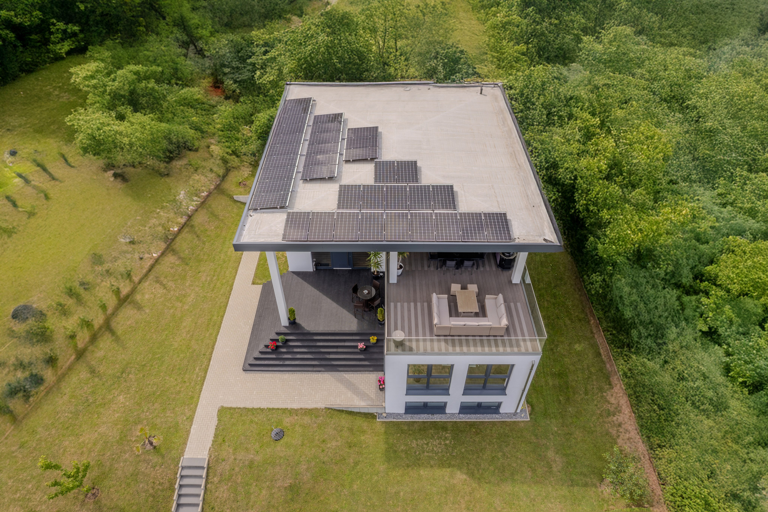 Профессиональная HDR аэросъемка недвижимости в Германии. Снимок с дрона современного дома для каталога и рекламы. Услуги фотографа из Дортмунда