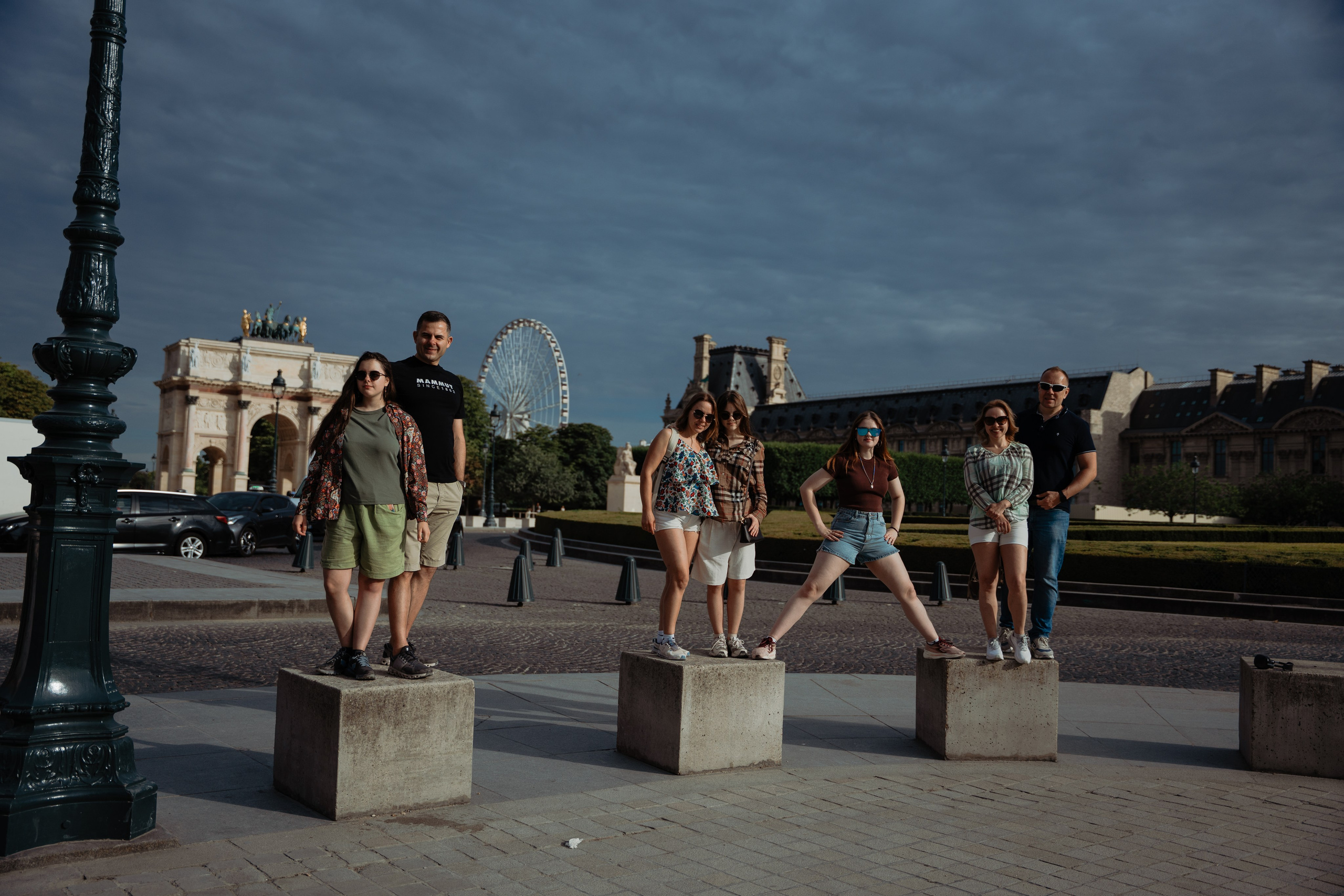 Family walk through the morning Paris. Фотограф в Париже Полина Осипова