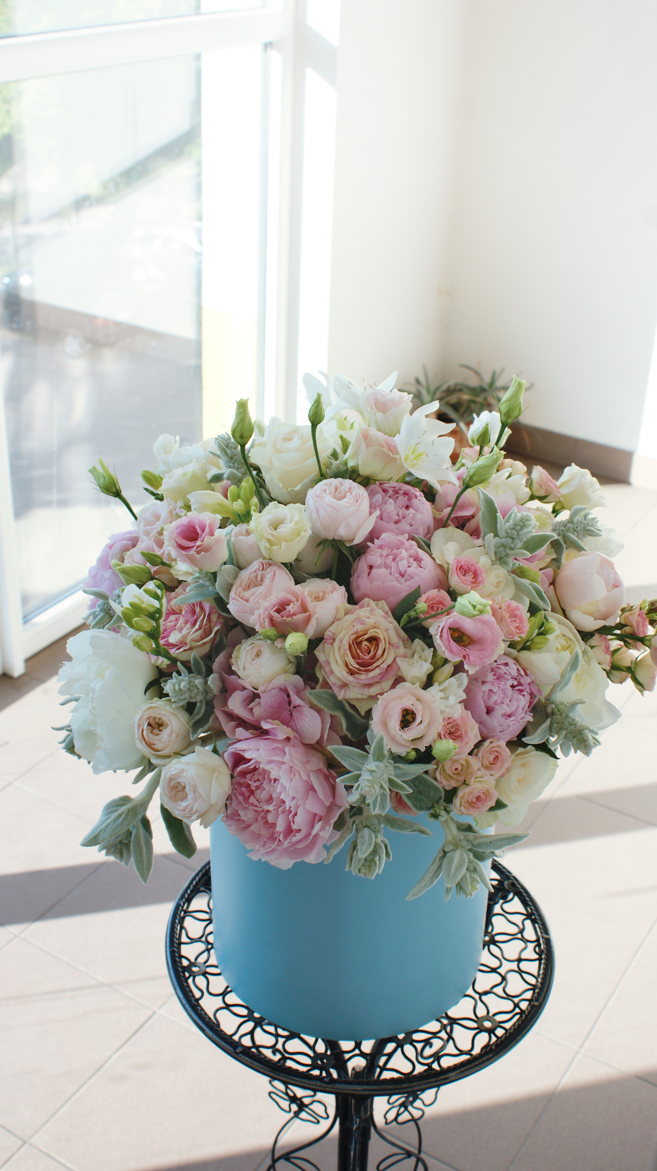 Ziedu pušķi kastē. Event design, decoration, floristry, gift, Irina Novika, Riga, Latvia