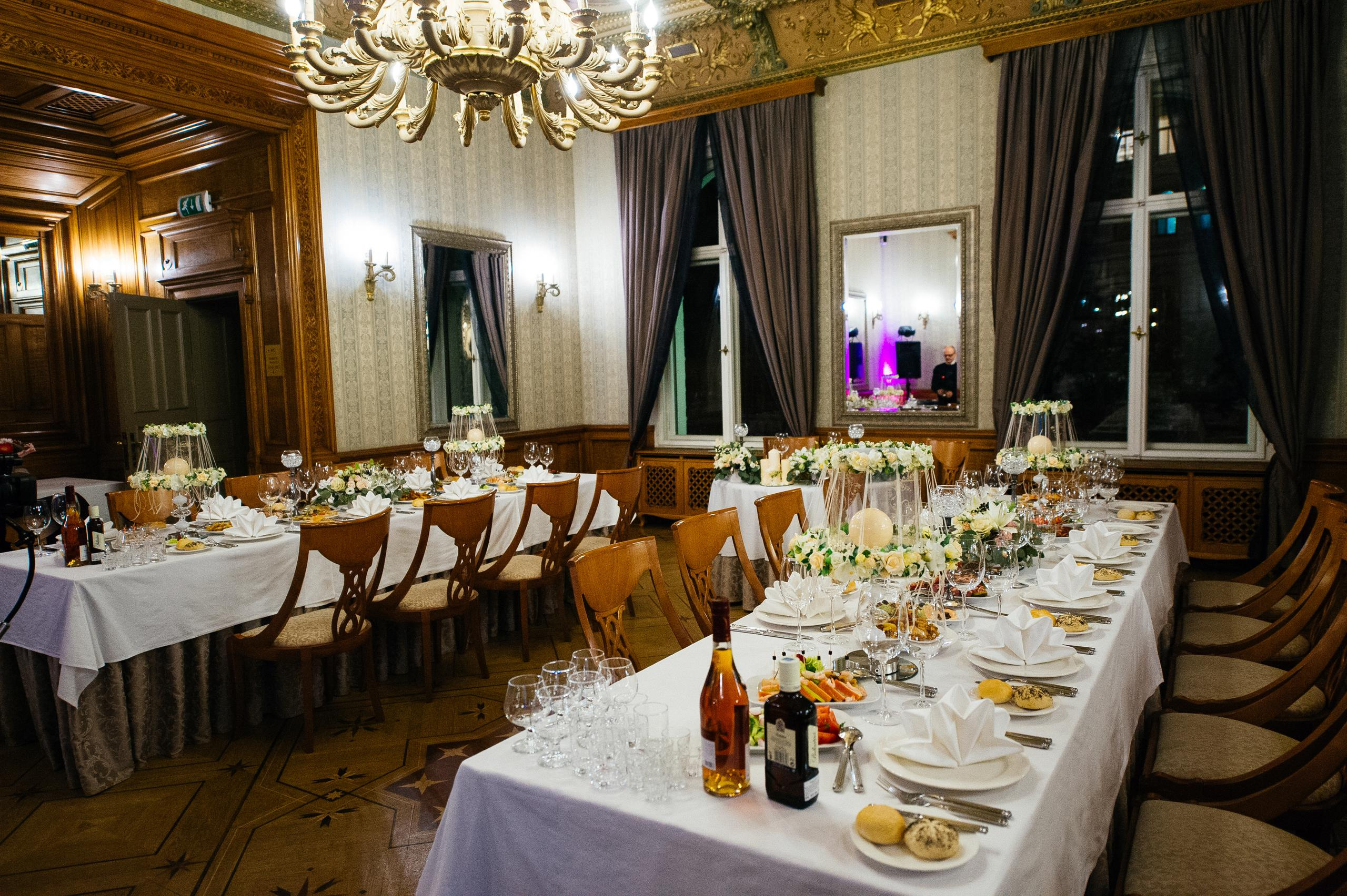 свадеба, декор столов, оформление банкетов, стол молодоженов, столы гостей, свечи, настольные композиции, кремовый