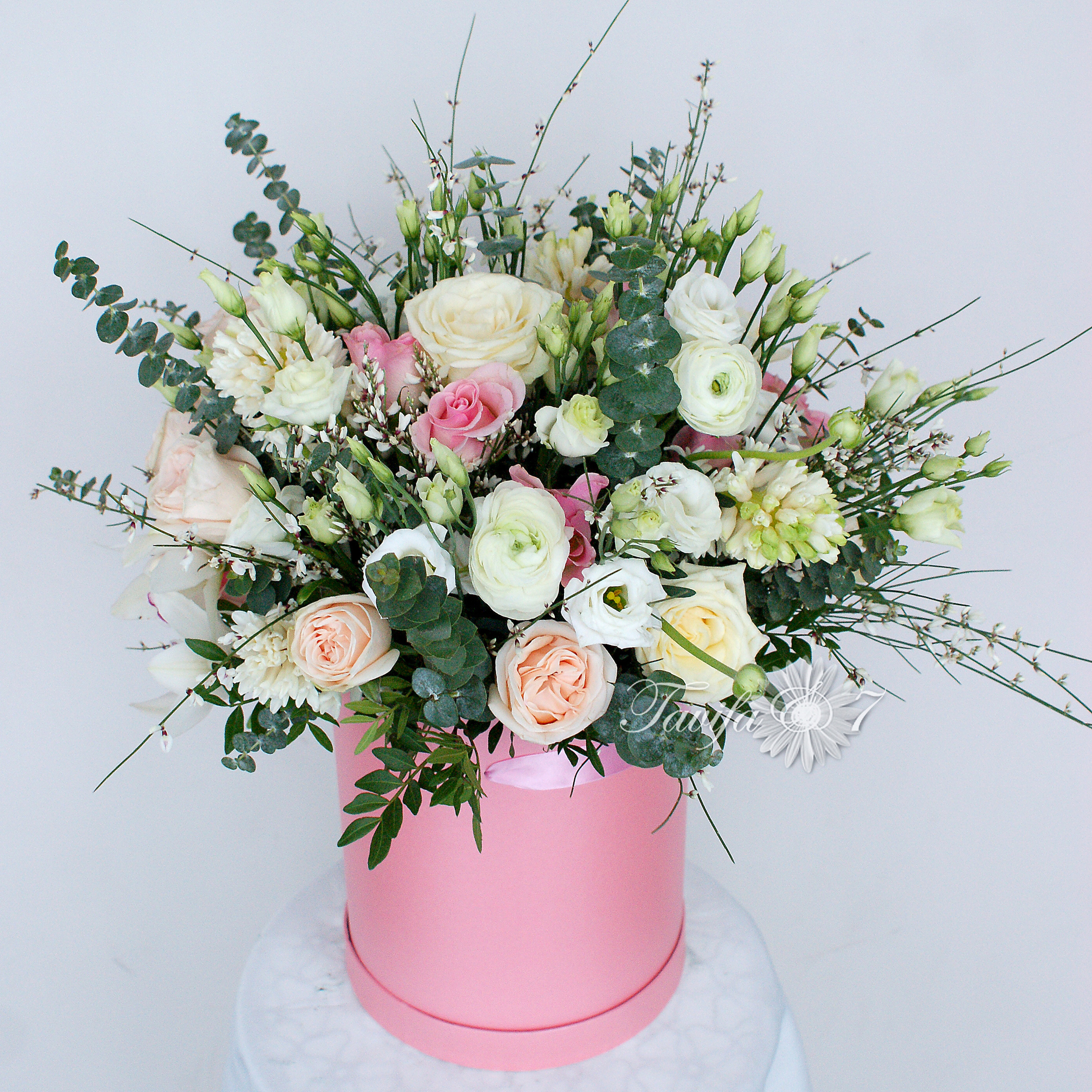 Ziedu pušķi kastē. Event design, decoration, floristry, gift, Irina Novika, Riga, Latvia