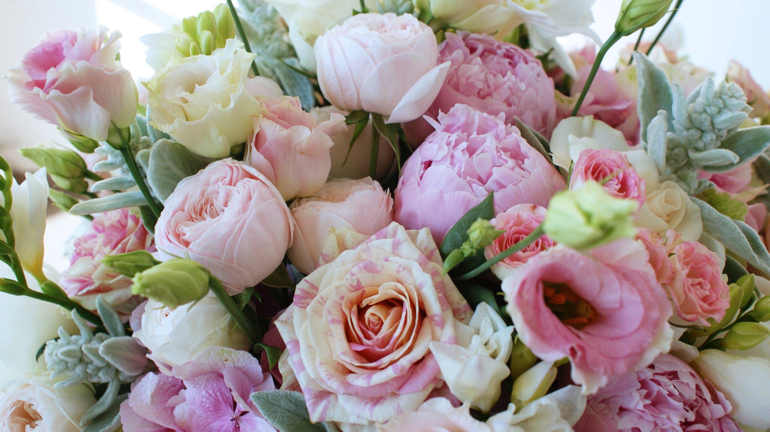 Ziedu pušķi kastē. Event design, decoration, floristry, gift, Irina Novika, Riga, Latvia