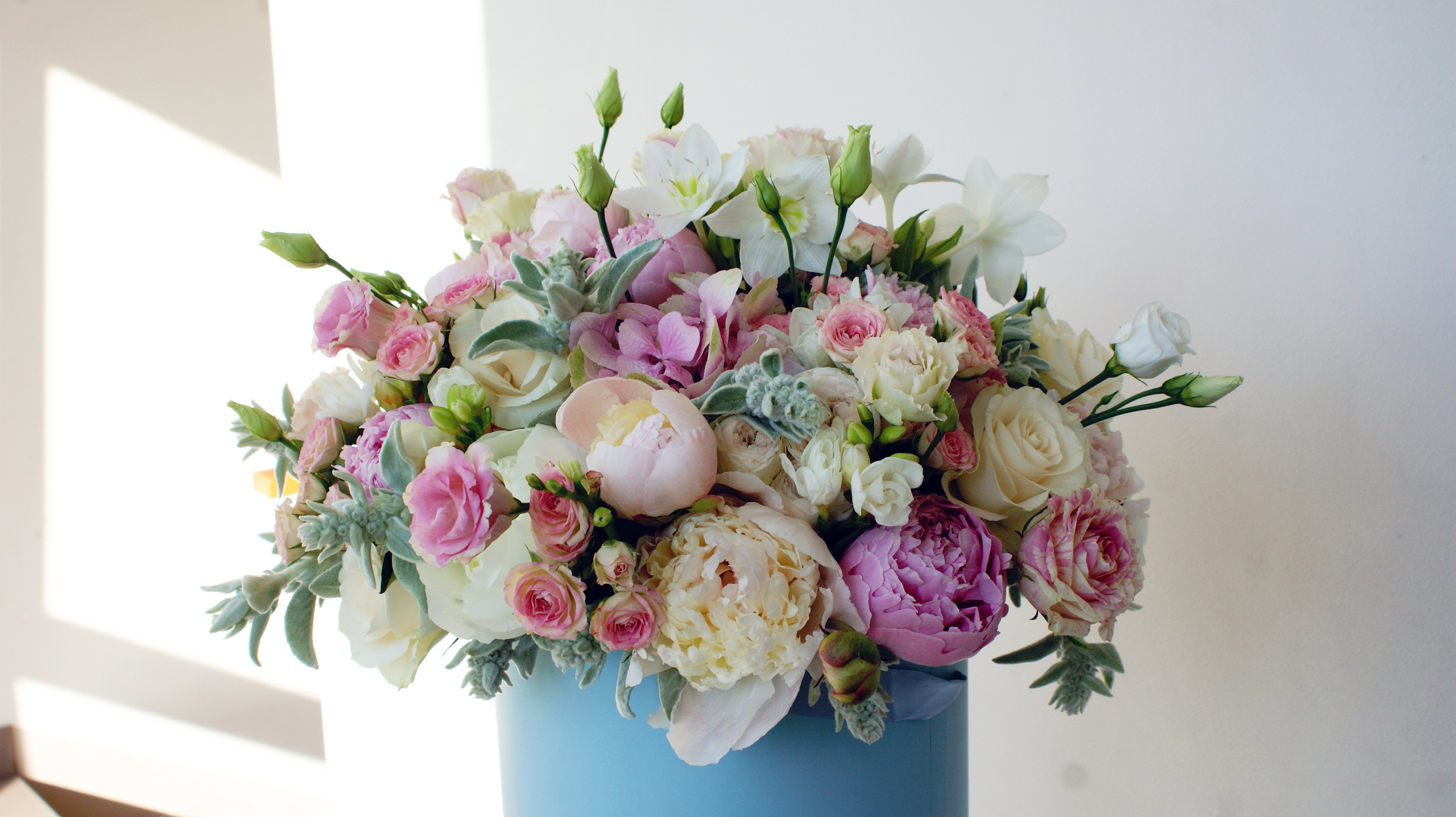 Ziedu pušķi kastē. Event design, decoration, floristry, gift, Irina Novika, Riga, Latvia