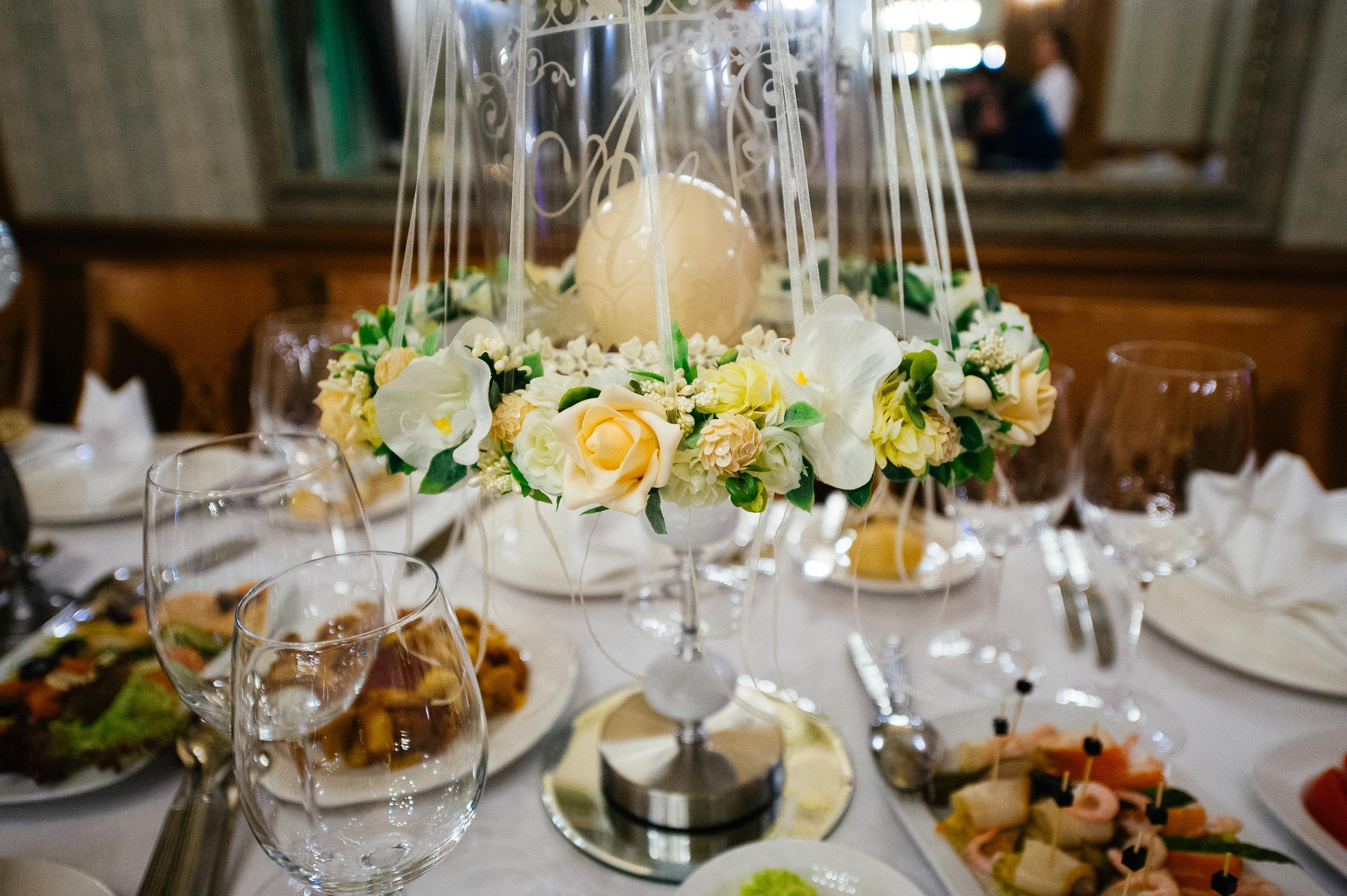 свадеба, декор столов, оформление банкетов,стол молодоженов, столы гостей, свечи, настольные композиции, кремовый