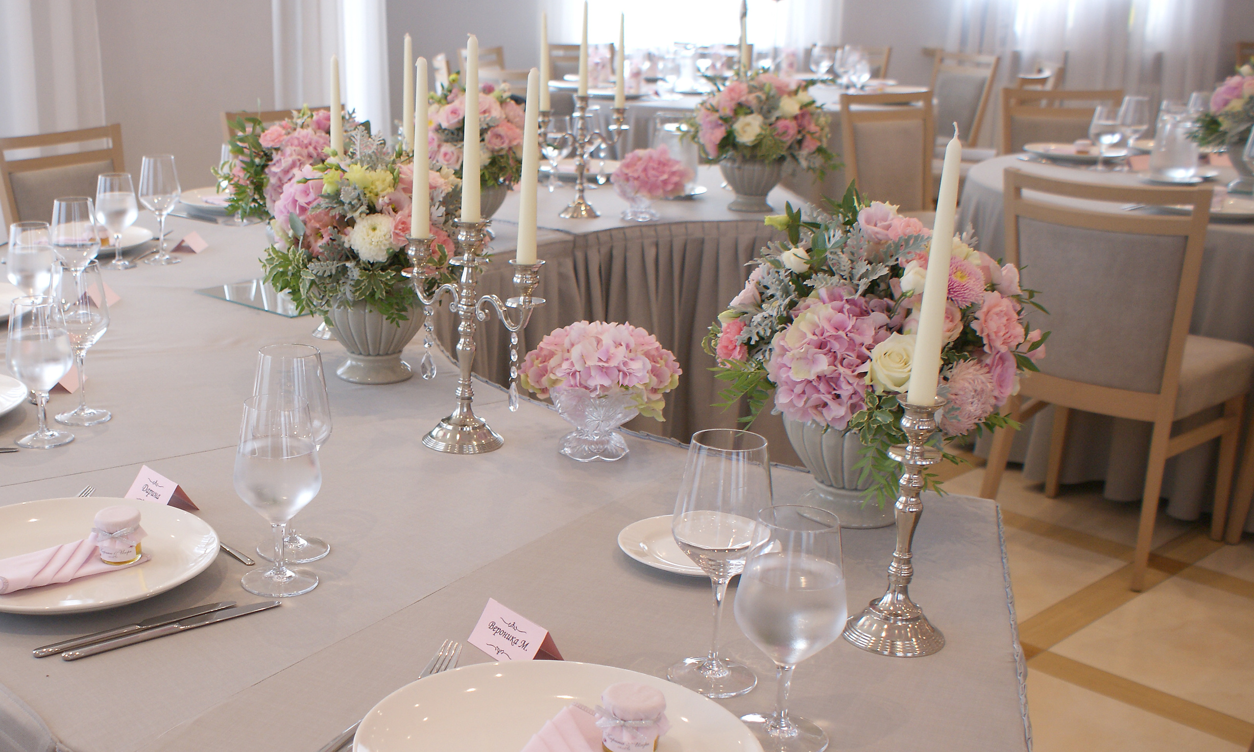 Декор стола молодоженов, свечи, подсвечники, живые цветы