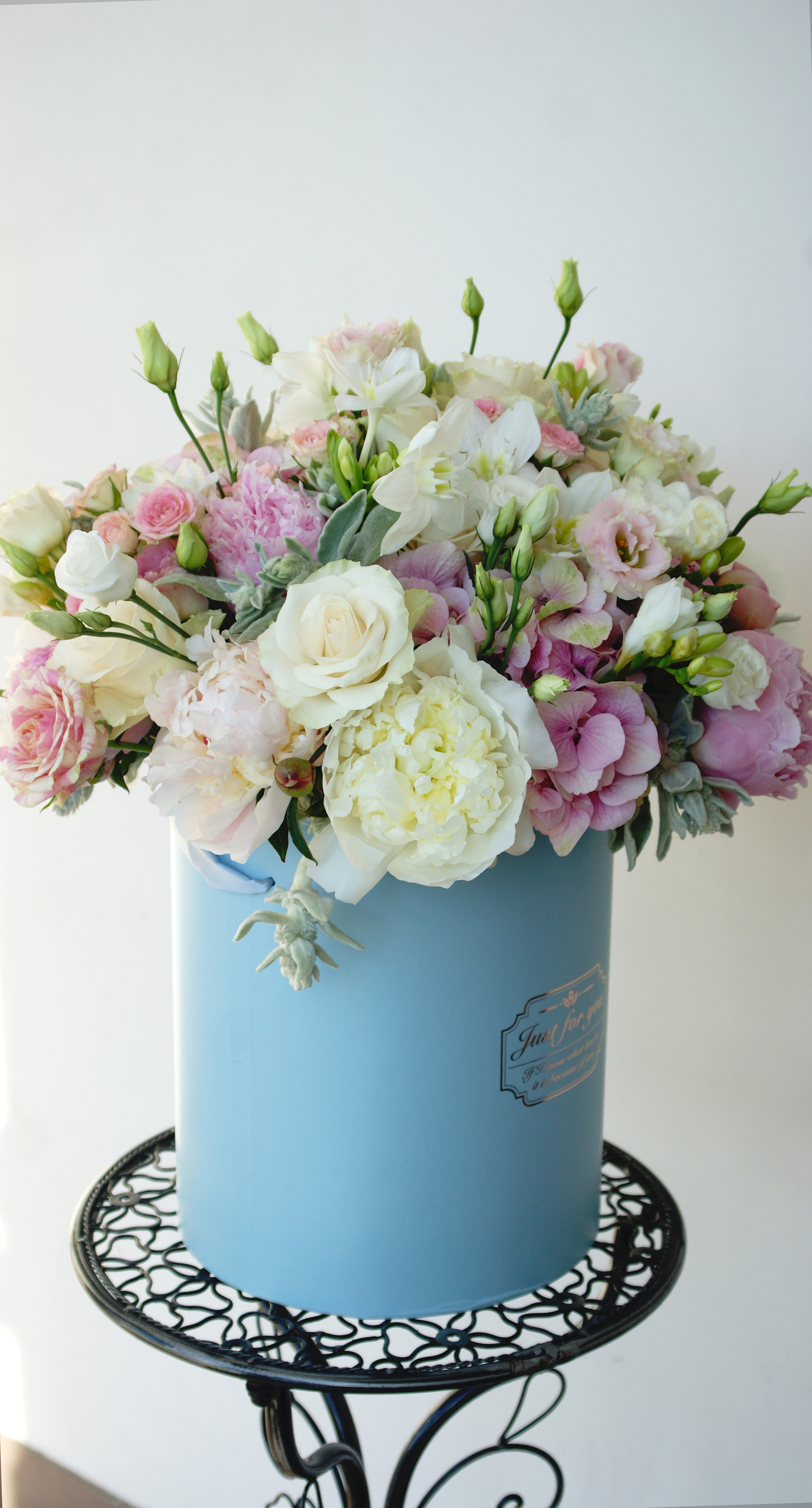 Ziedu pušķi kastē. Event design, decoration, floristry, gift, Irina Novika, Riga, Latvia