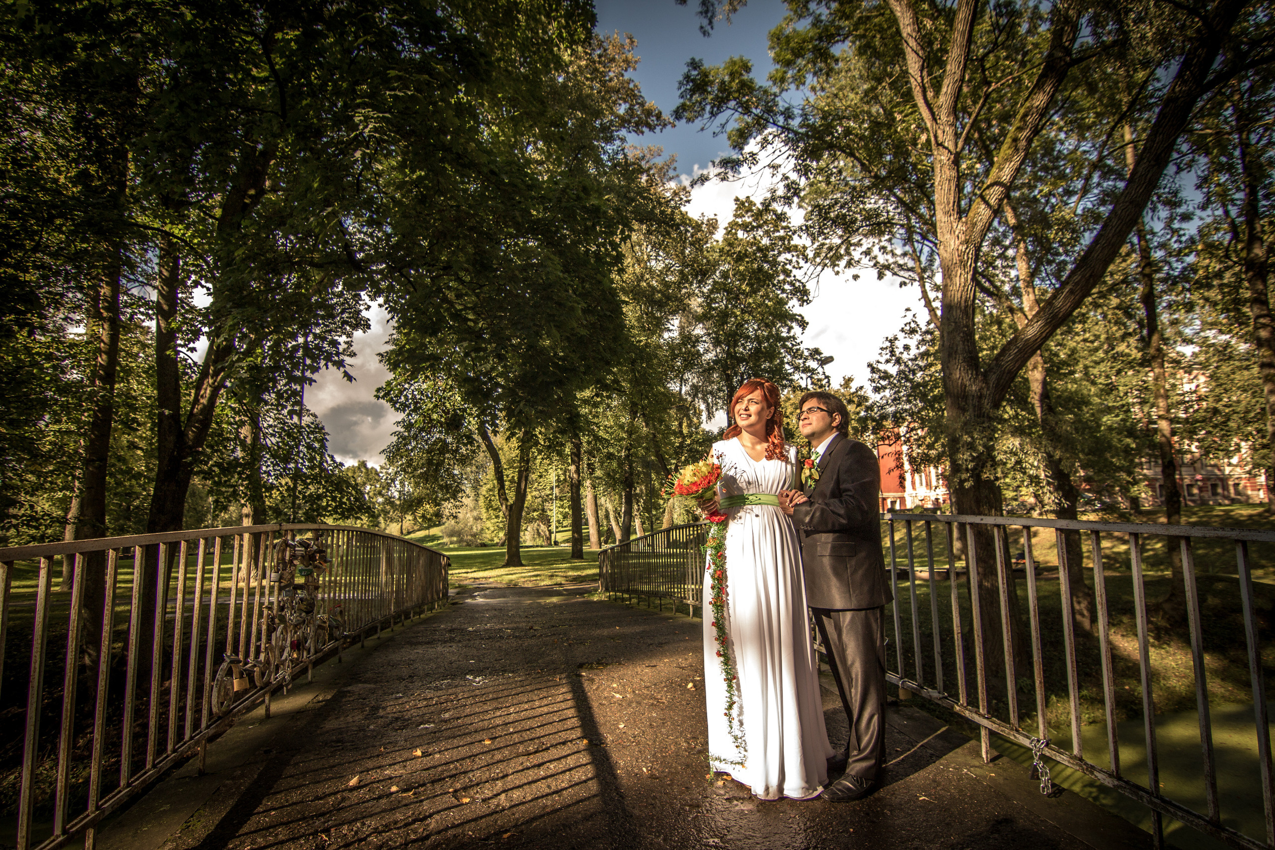 Авторский Букет невесты - жезл для прекрасной невесты Марии Бургарте. Создан из цветков зеленой орхидеи цимбидиум, и оранжевых роз на каркасе ручной работы из проволоки, натурального ротанга и кристалов. оранжевая свадьба, зелена свадьба.  Свадебная флористика. Свадебный декор. Свадьба в Латвии. Флорист Ирина Новика