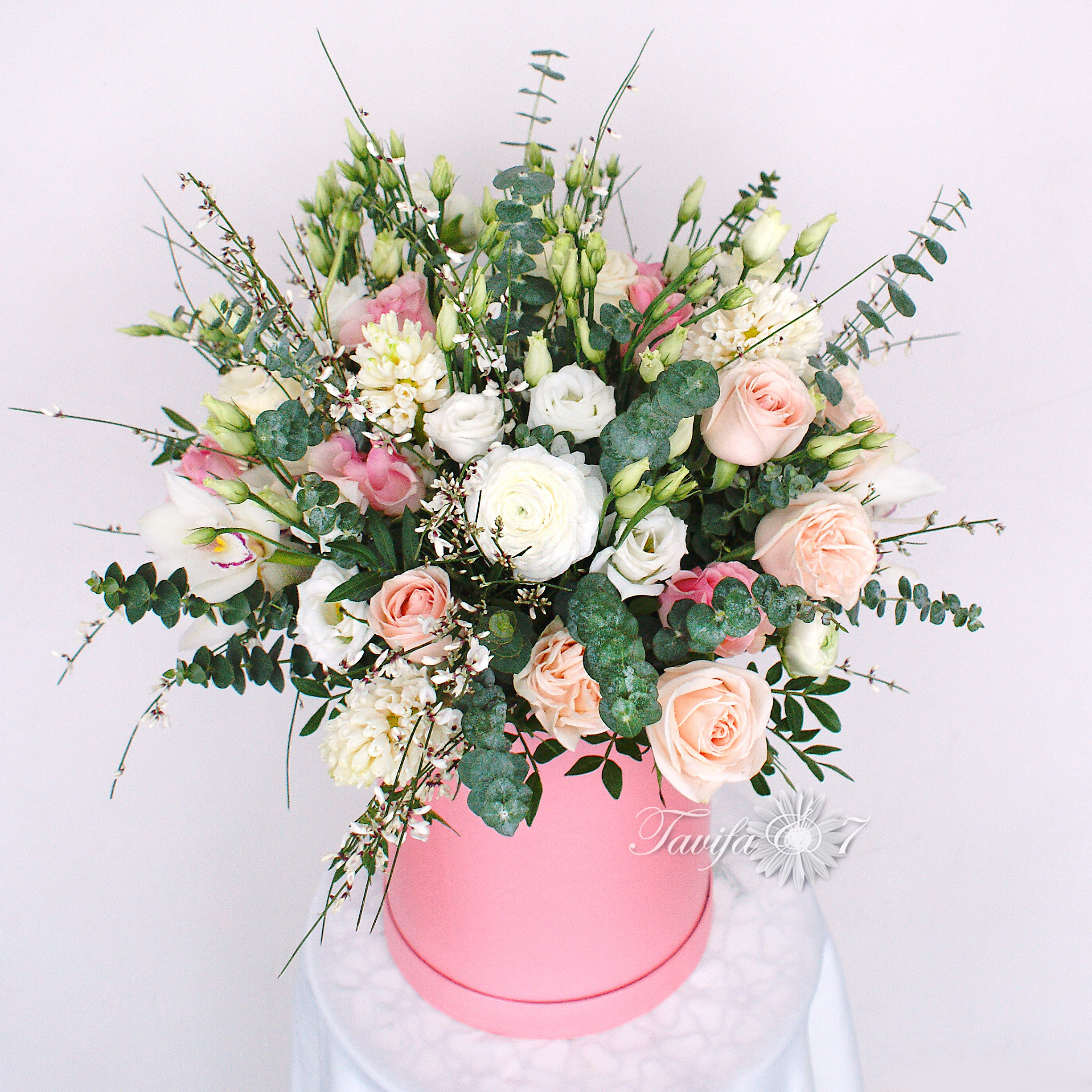 Ziedu pušķi kastē. Event design, decoration, floristry, gift, Irina Novika, Riga, Latvia