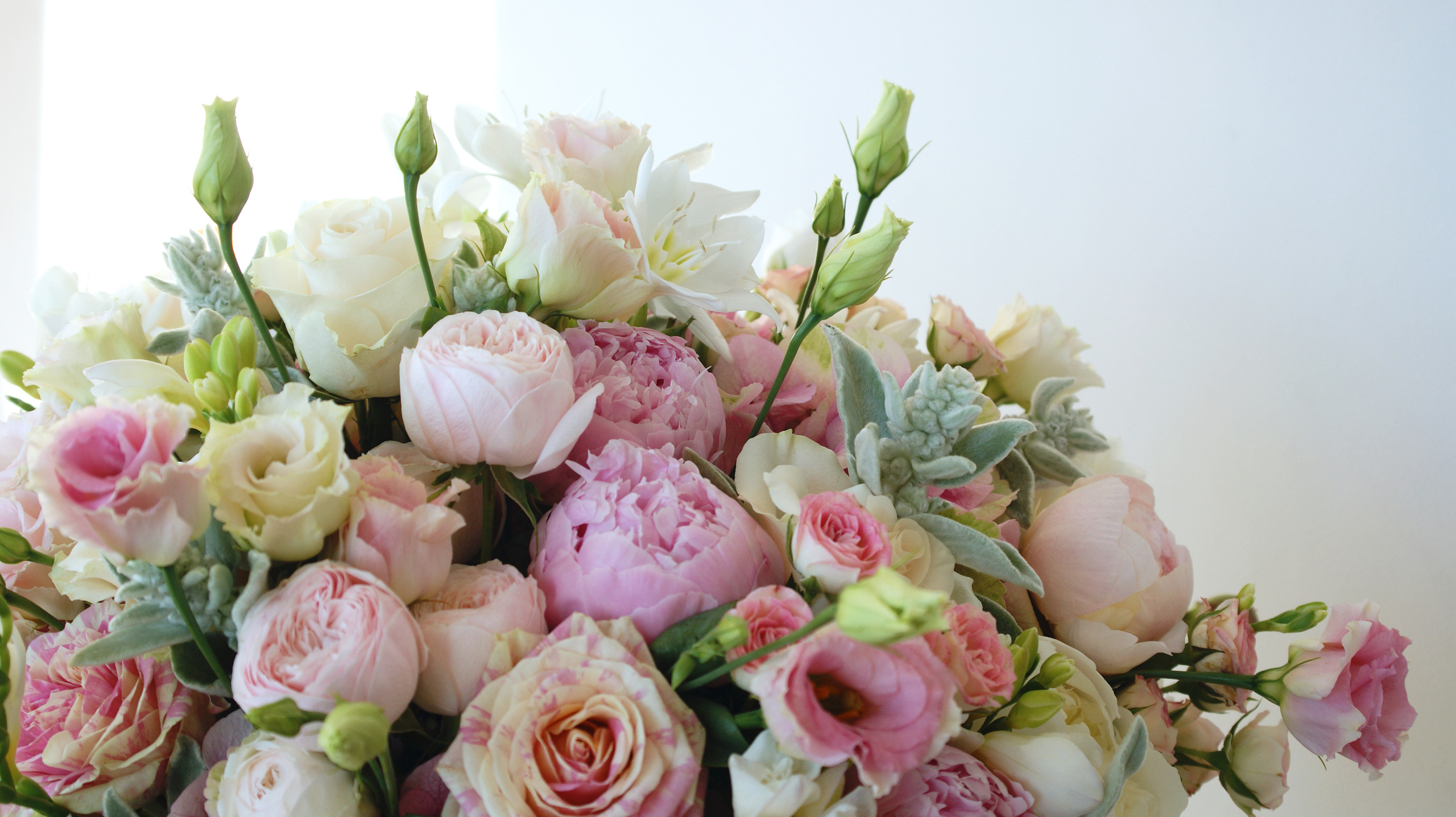 Ziedu pušķi kastē. Event design, decoration, floristry, gift, Irina Novika, Riga, Latvia