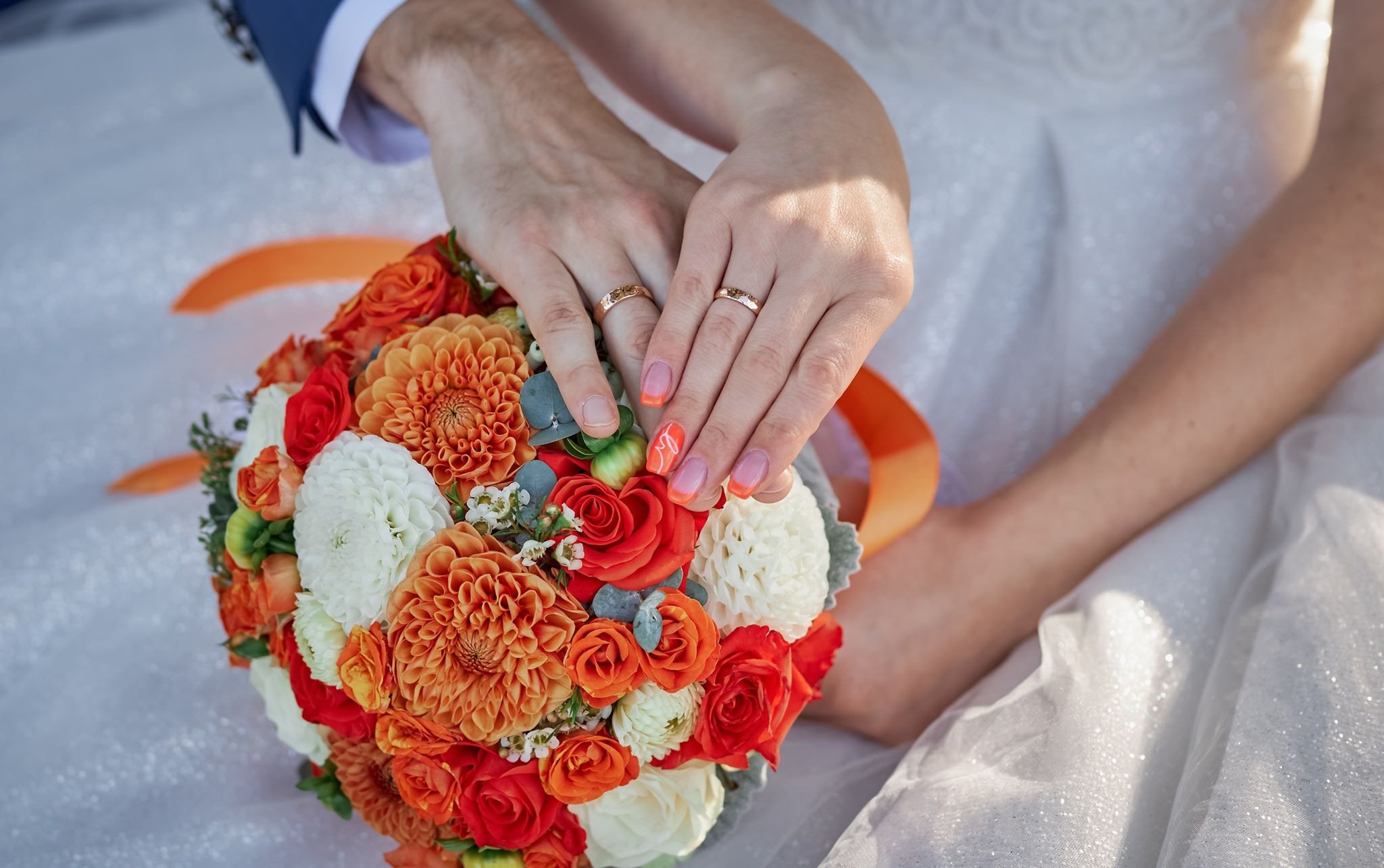 Яркий оранжево-белый букет невесты, осенний букет невесты  из георгин и роз. Осенняя свадьба, оранжевая свадьба.   Свадебная флористика. Свадебный декор. Свадьба в Латвии. Флорист Ирина Новика