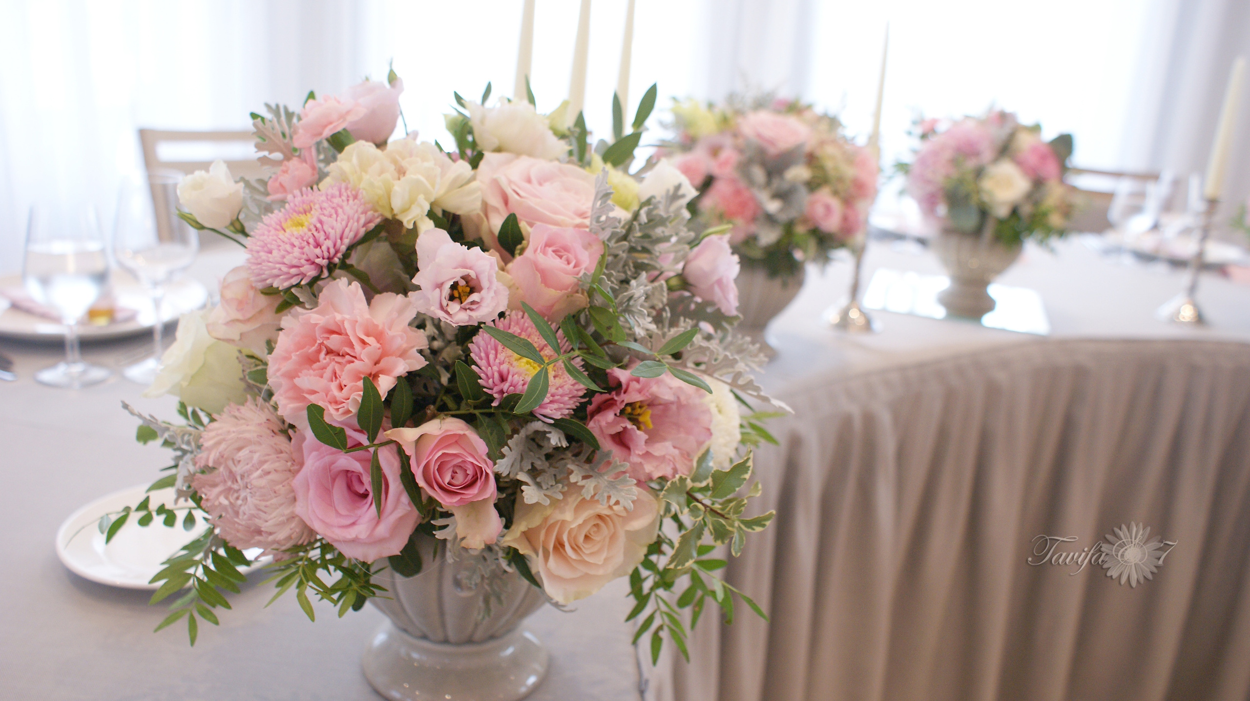 Декор стола молодоженов, свечи, подсвечники, живые цветы