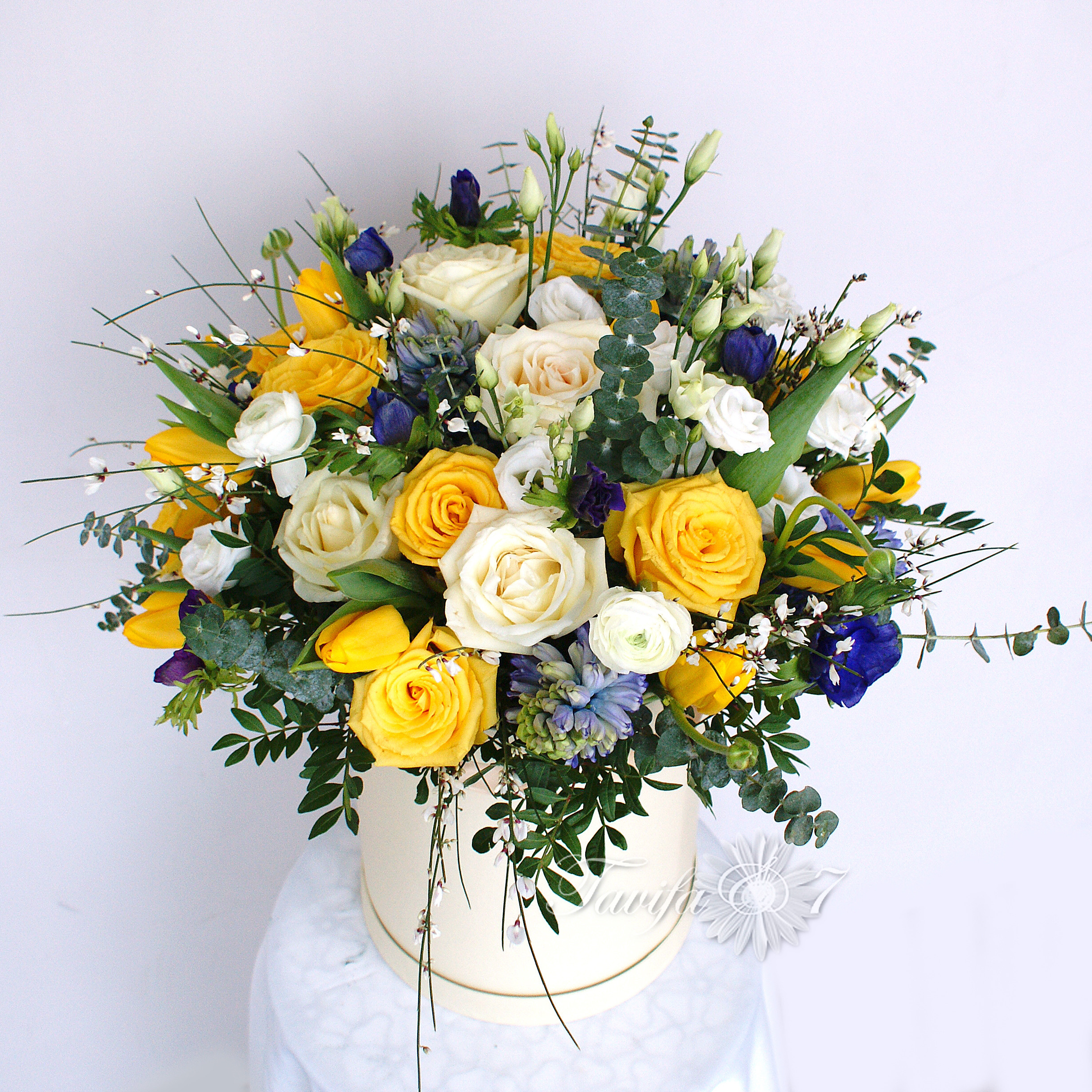 Ziedu pušķi kastē. Event design, decoration, floristry, gift, Irina Novika, Riga, Latvia