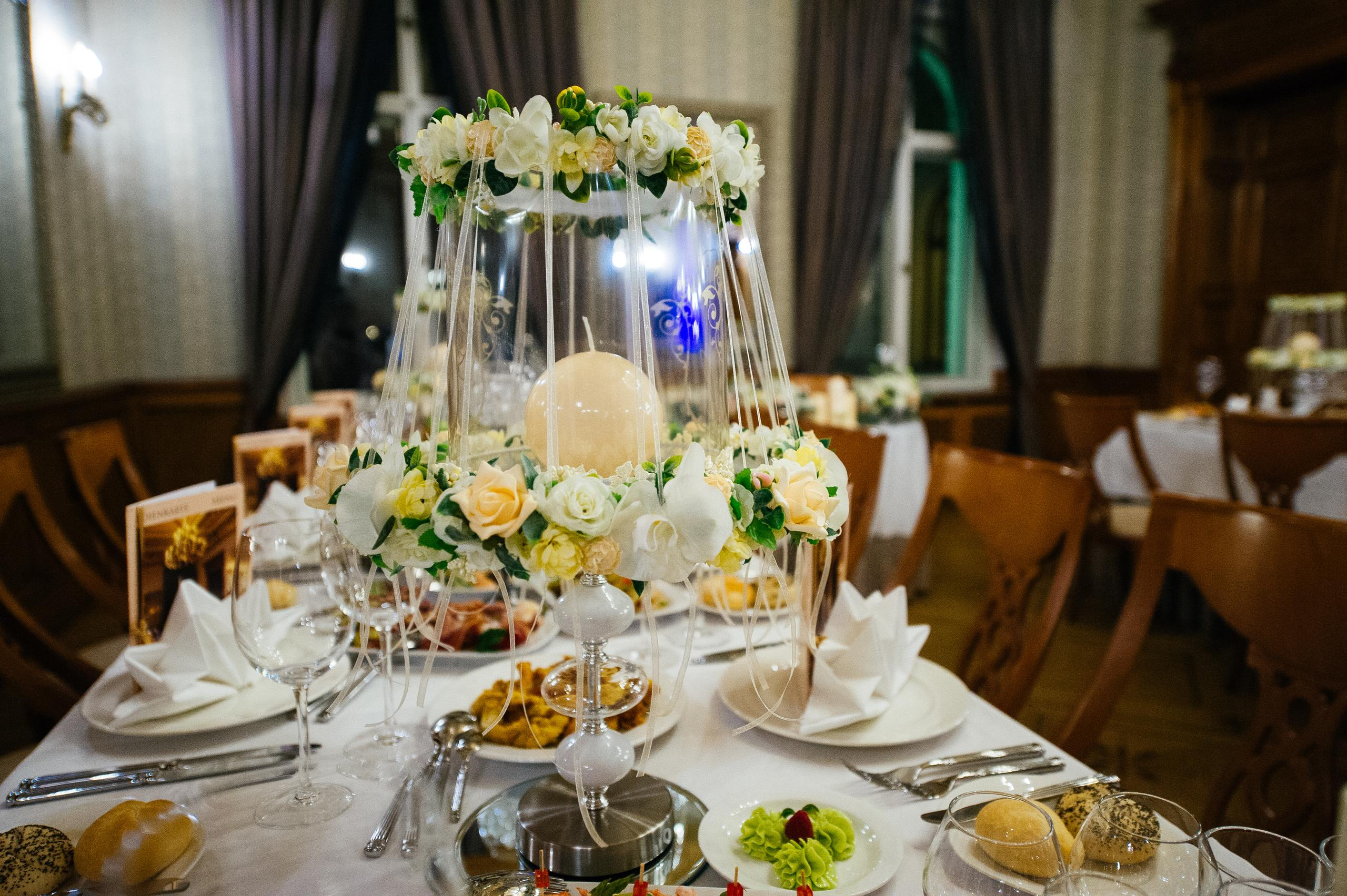 свадеба, декор столов, оформление банкетов, стол молодоженов, столы гостей, свечи, настольные композиции, кремовый