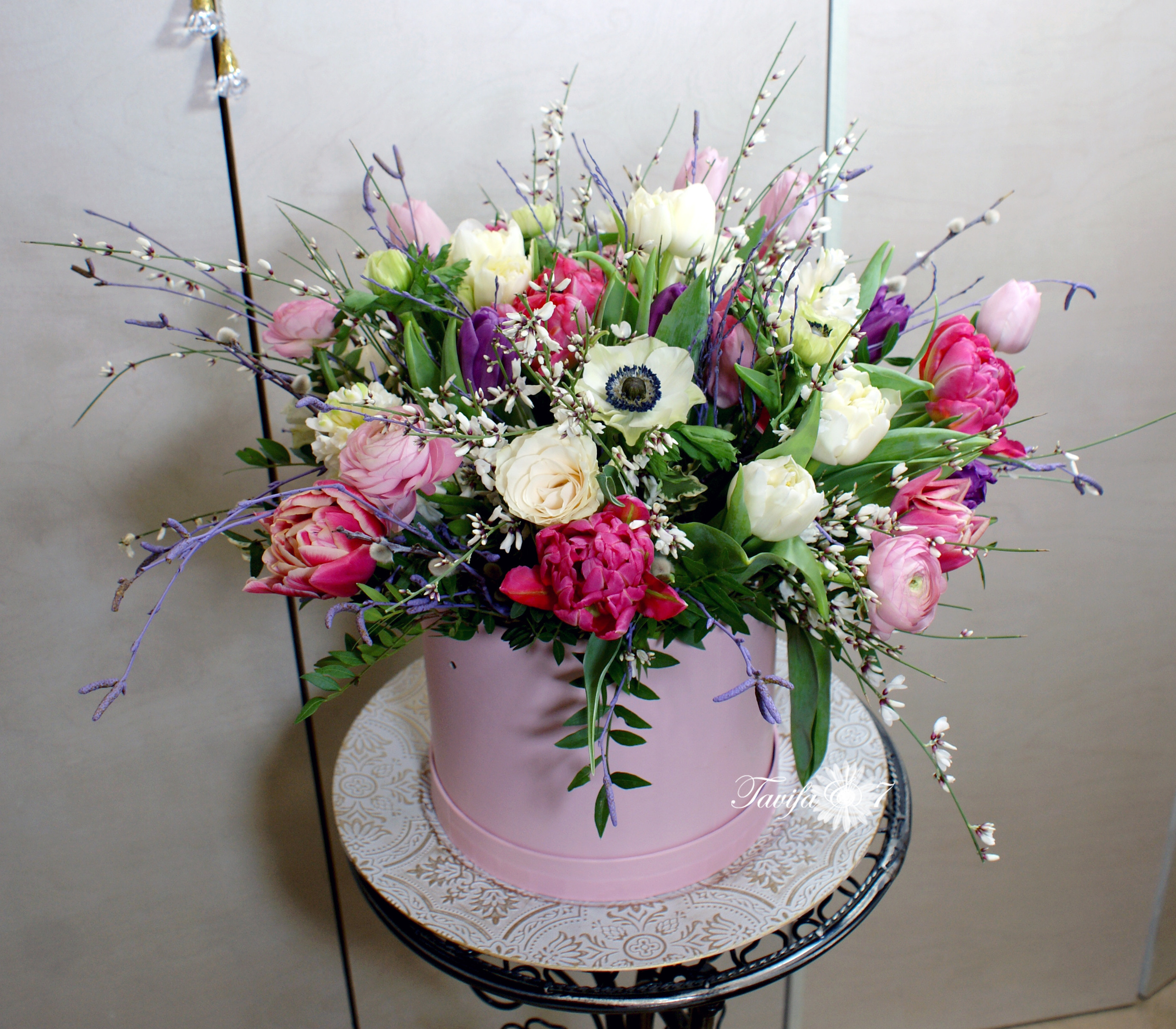 Ziedu pušķi kastē. Event design, decoration, floristry, gift, Irina Novika, Riga, Latvia